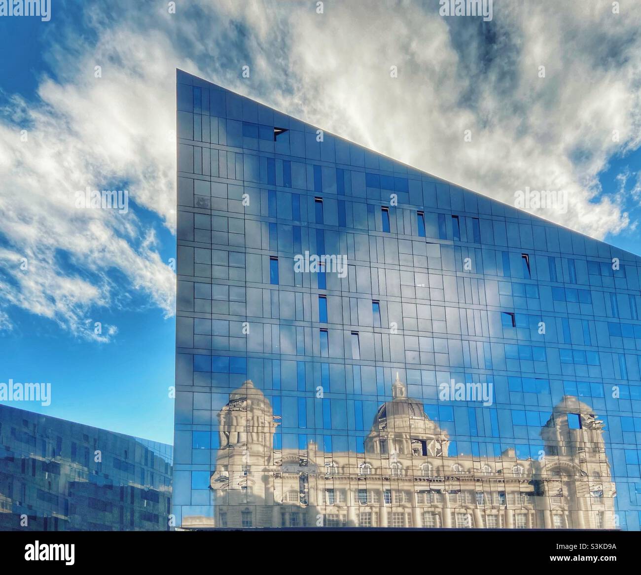 Das Hafengebäude von Liverpool spiegelt sich im Mann Island Gebäude am Pier Head in Liverpool wider Stockfoto