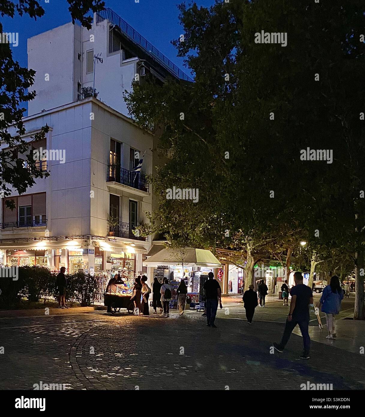 Abendliche Straßenszene mit Touristen, Geschäften und Straßenverkäufern im Makrygianni-Viertel im Zentrum von Athen, in der Nähe des Akropolis-Museums und der Dionysiou Areopagitou-Straße. Stockfoto