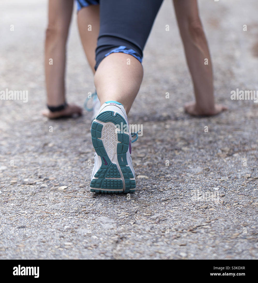 Frau Läuferfüße laufen auf dem Laufband in Nahaufnahme auf dem Schuh Stockfoto