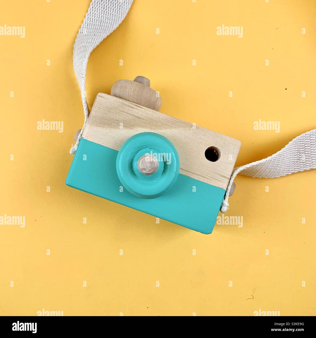 Spielzeug Fotokamera auf gelbem Hintergrund Stockfoto
