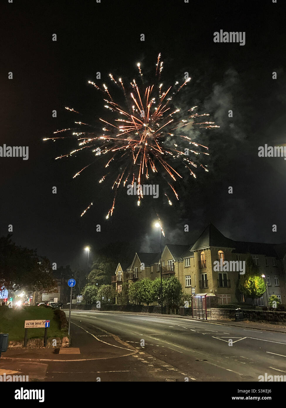 Feuerwerk über Guiseley West Yorkshire in der Bonfire Night Stockfoto