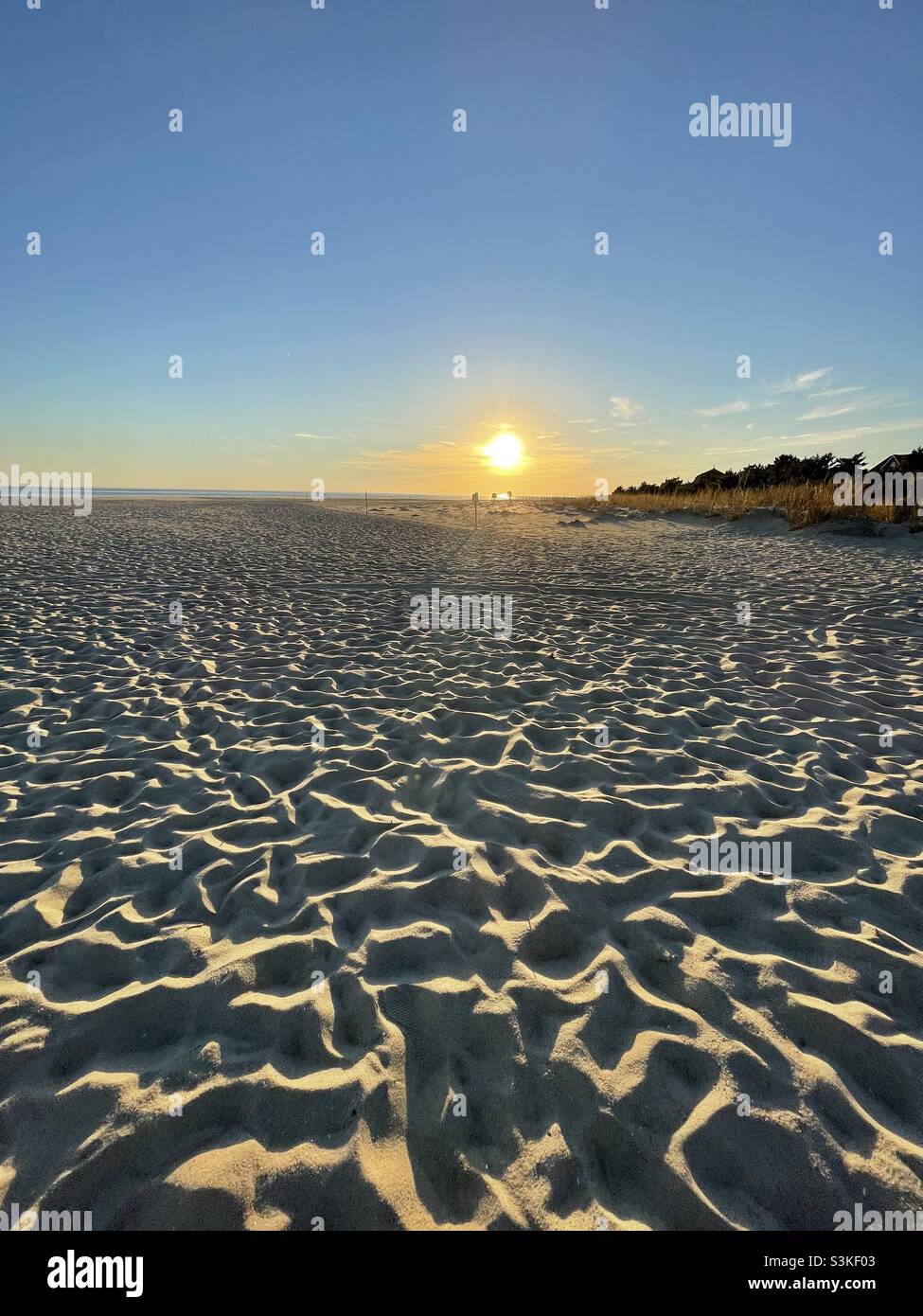 Sand Wellen bei Sonnenuntergang Stockfoto