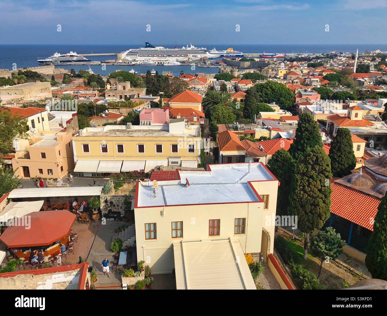 Rhodos Altstadt Blick mit dem Hafen, Griechenland. - Smartphone-aufgenommenes Stockfoto