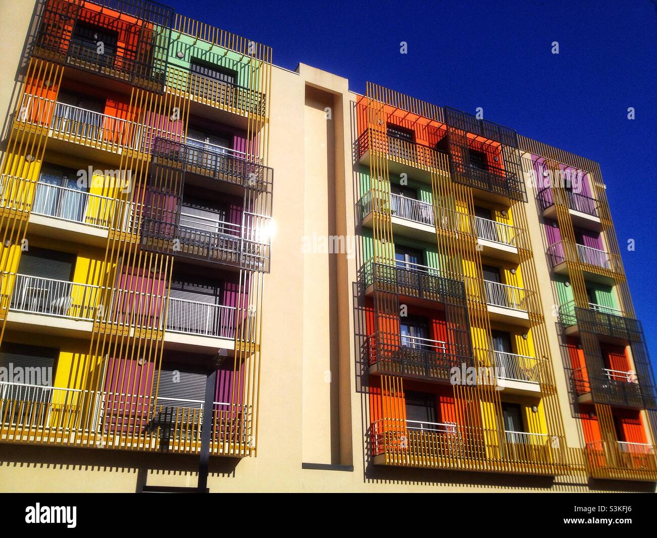 Farbige Fassade eines modernen Gebäudes Stockfoto