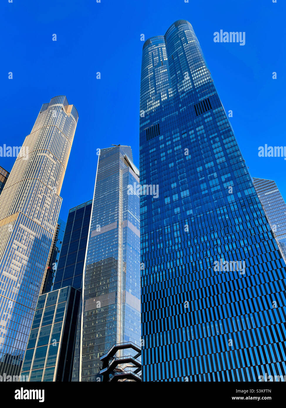 Hohe Wolkenkratzer auf den Hudson Yards an einem kristallklaren Herbsttag in NYC, USA - Smartphone-aufgenommenes Stockfoto