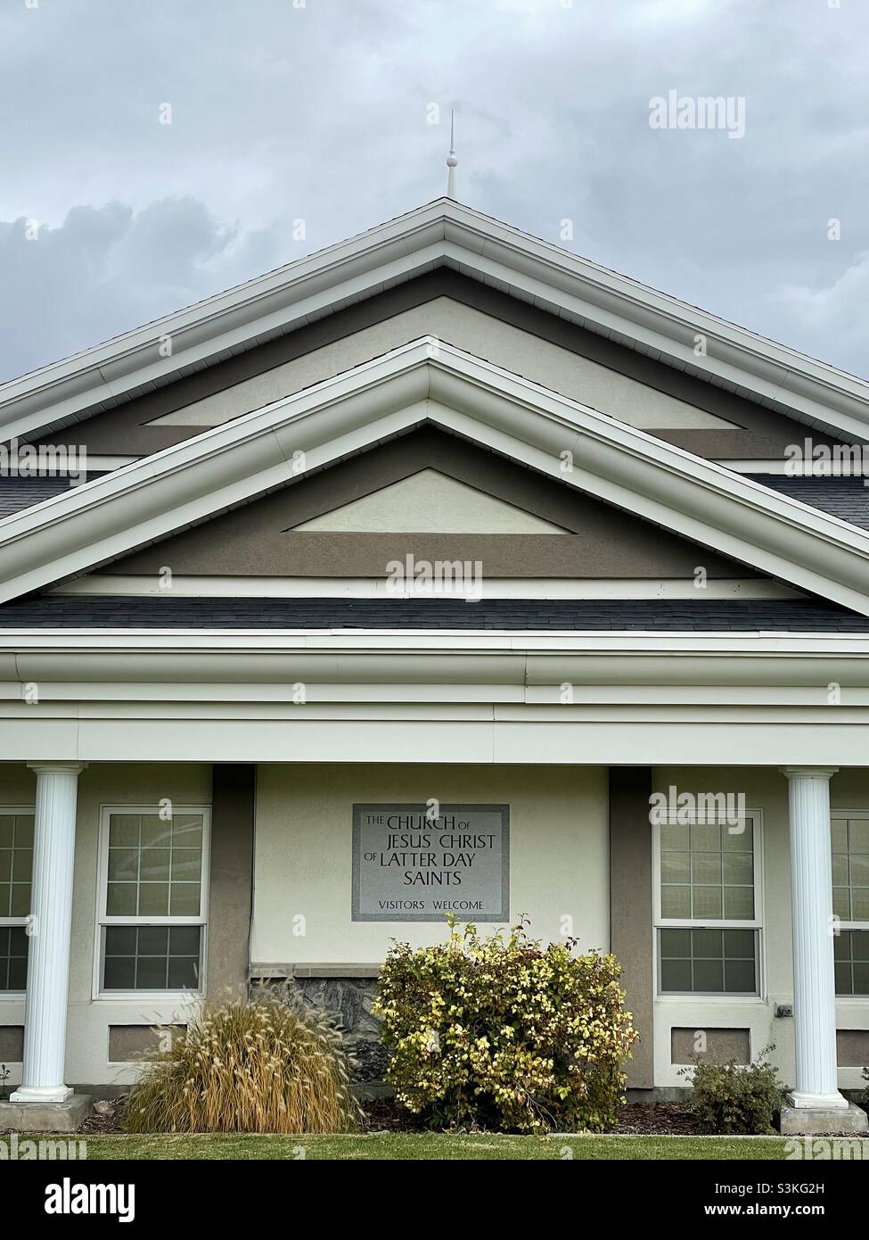 Ein Stationshaus oder eine Kapelle für die Kirche Jesu Christi der Heiligen der Letzten Tage, die oft als Mormonenkirche bezeichnet wird. Dieses Gebäude befindet sich in Utah, USA, wo die Kirche ihren Hauptsitz hat. Stockfoto