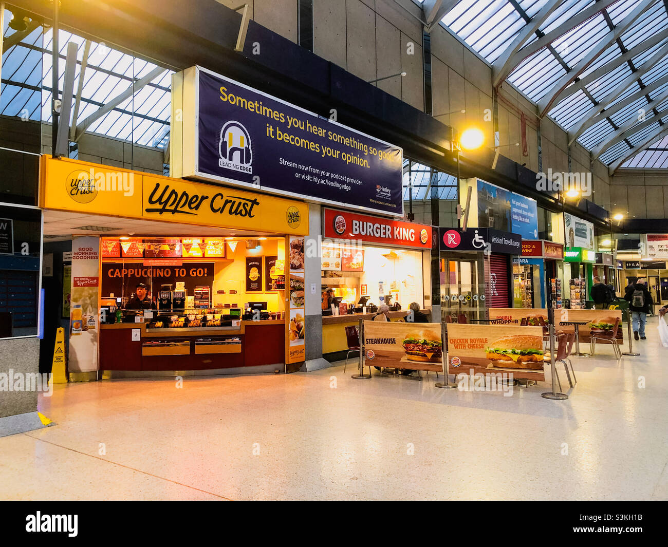 Geschäfte und Imbissbuden zum Mitnehmen in der Bahnhofshallen von Reading. Stockfoto