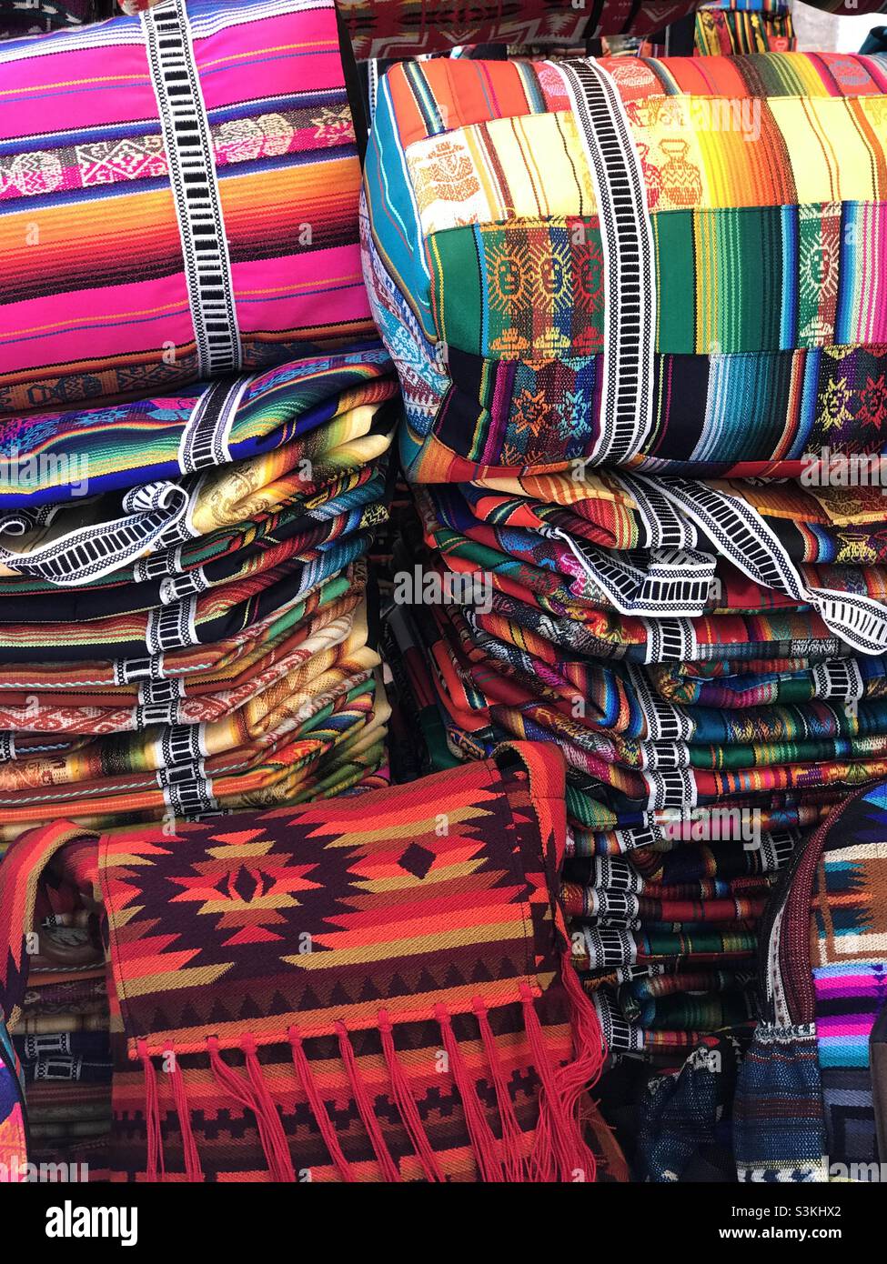 Bunte Decken auf dem Markt in Ecuador - Smartphone-aufgenommenes Stockfoto