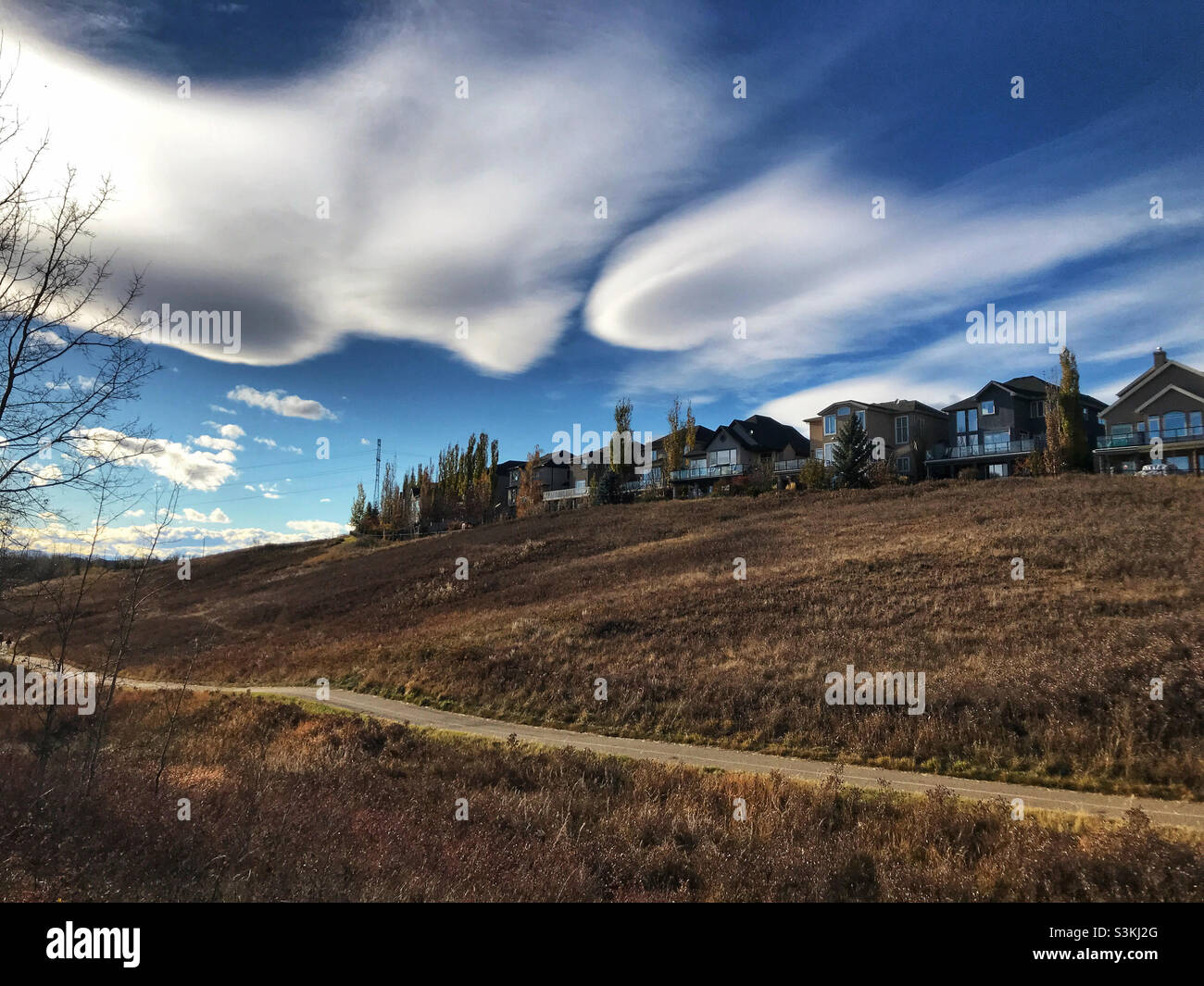 Windgepeitschte linsenförmige Wolken an einem Herbsttag in Calgary, Alberta, Kanada. Stockfoto