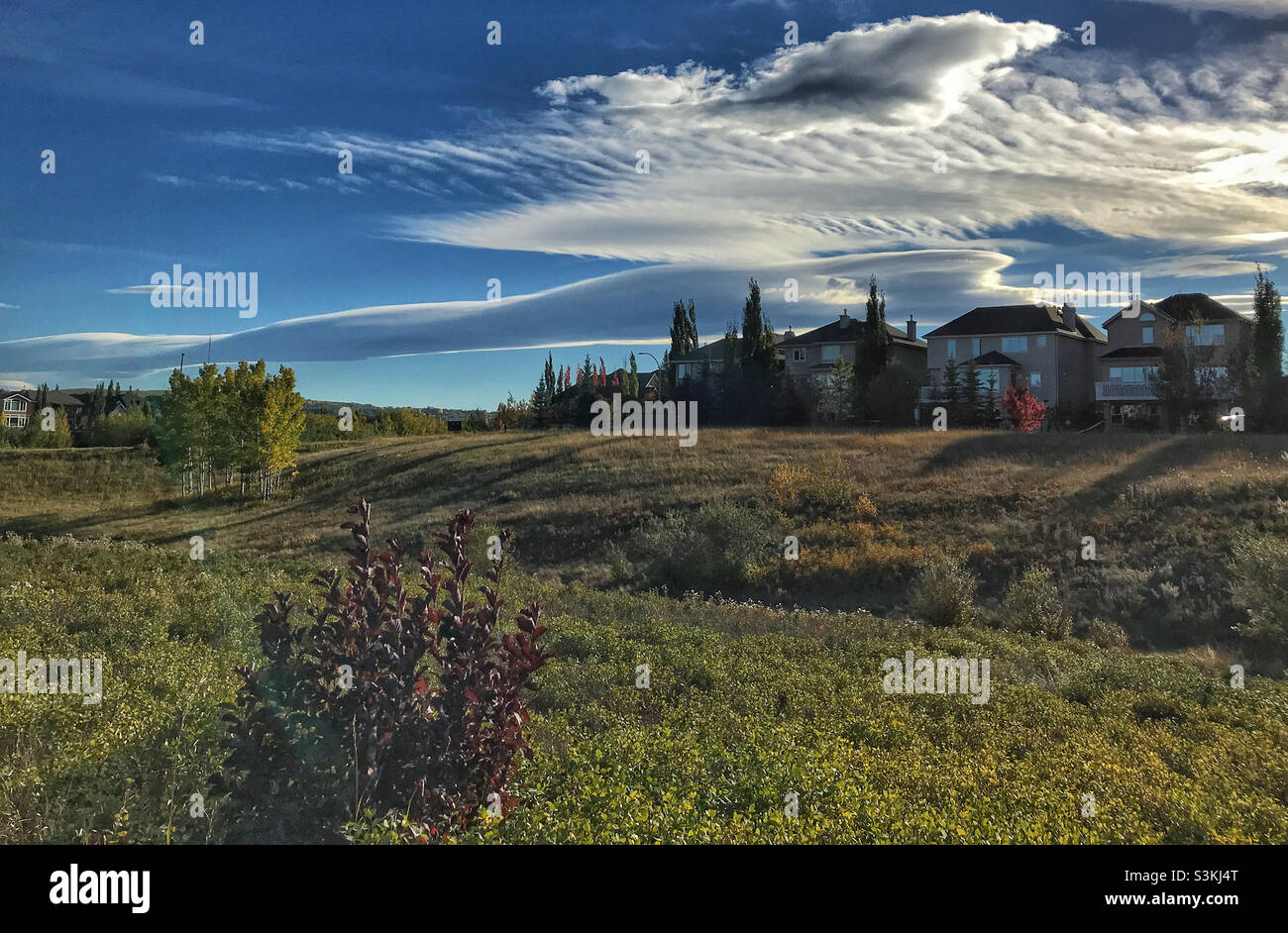 Eine interessante Mischung aus Wolken an einem blauen Herbsttag in Calgary, Alberta, Kanada. Stockfoto