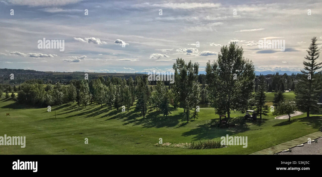 Blick über den Golfplatz Lynx Ridge mit Blick auf die kanadischen Rocky Mountains. Calgary, Alberta, Kanada. Stockfoto