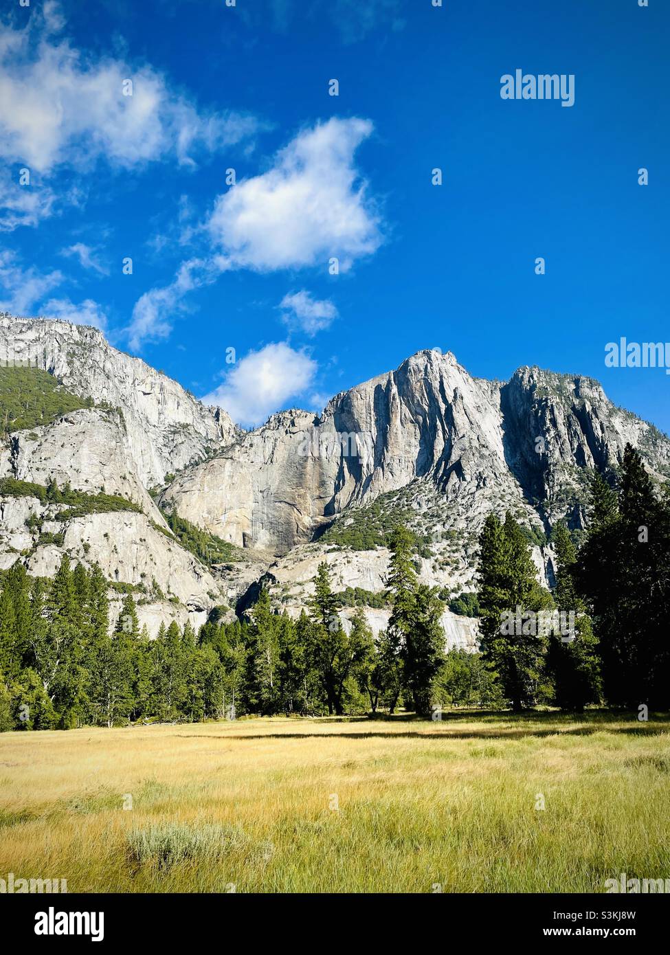Ein Landschaftsfoto von den Yosemite-Fällen ohne fließendes Wasser. Ein häufiges Vorkommen im August und September, weil die Bäche austrocknen. Yosemite-Nationalpark, Kalifornien, USA. Stockfoto