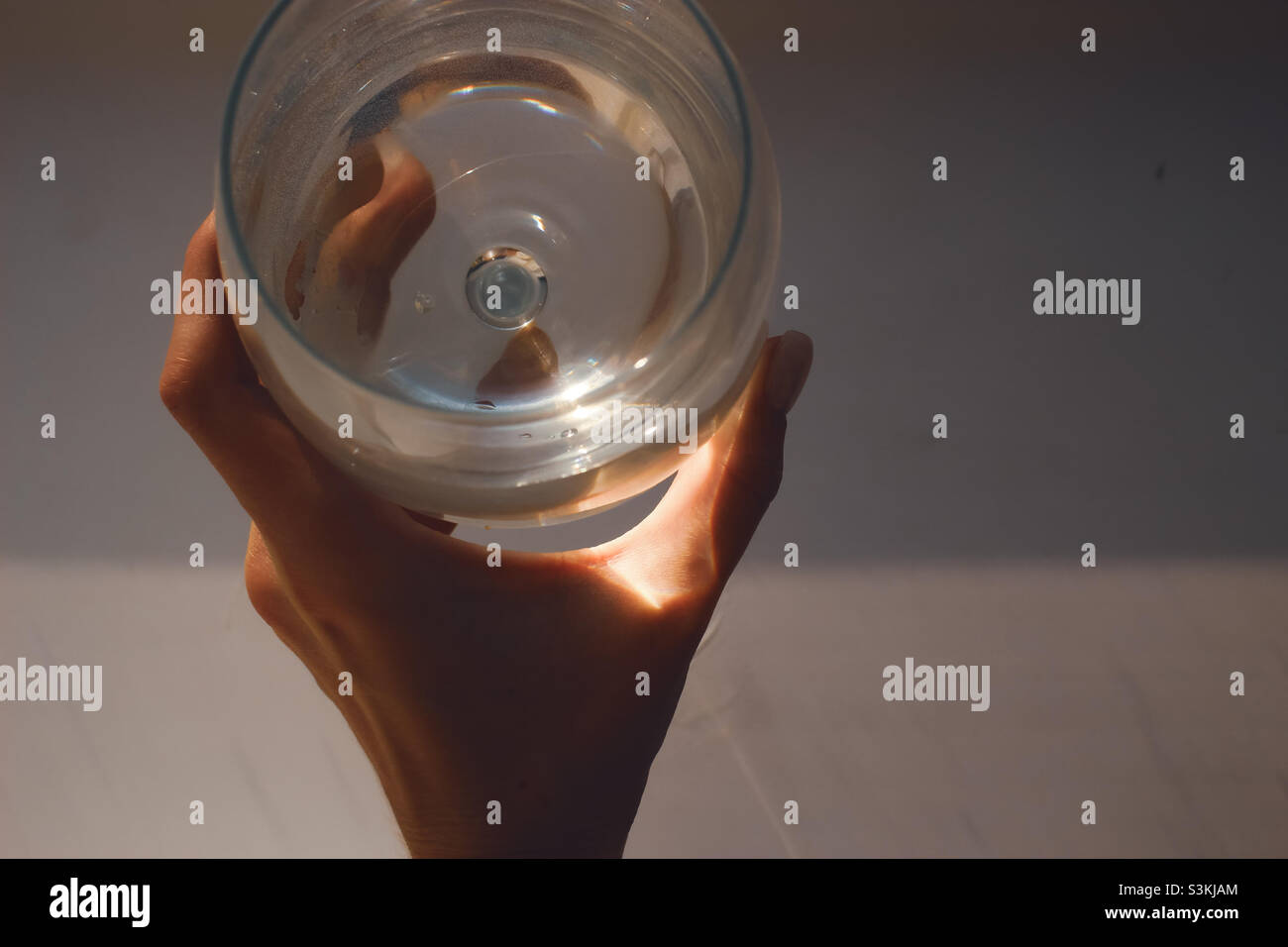 Lichter im Glas Wasser Stockfoto