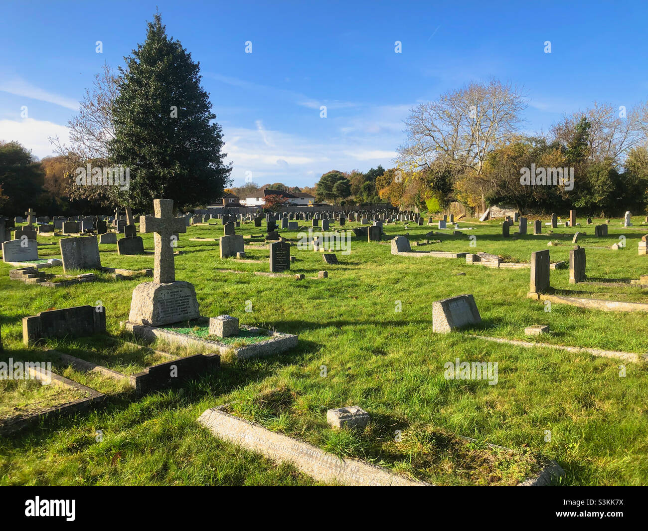 Grabsteine auf dem Friedhof der St. Michael’s Church in Tilehurst, Reading, Großbritannien. - Smartphone-aufgenommenes Stockfoto