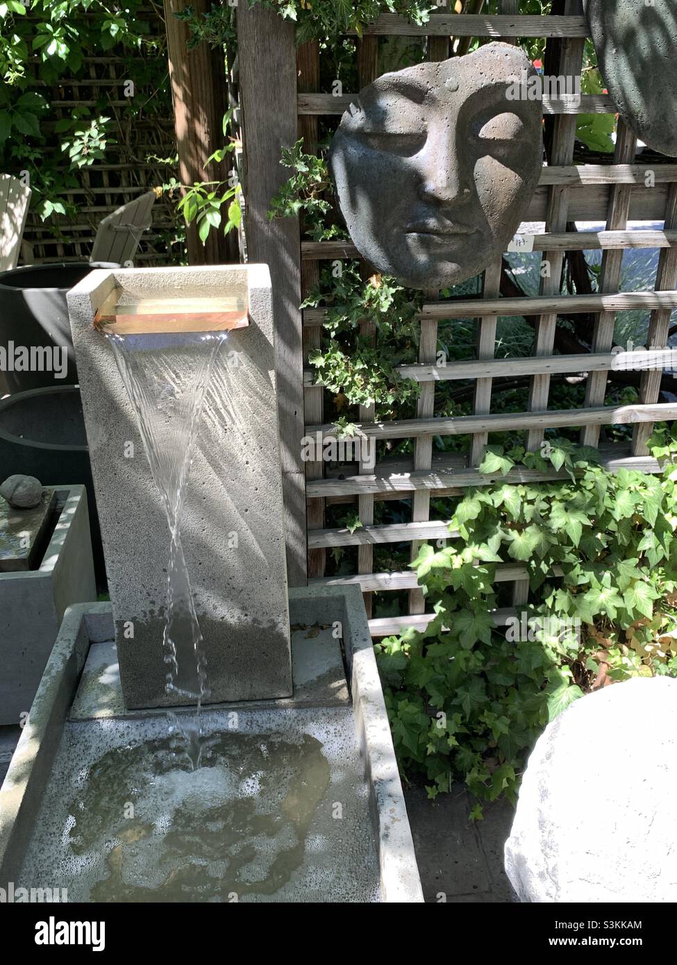 Pflanzungen, Außendekorationen, Spaliere und Springbrunnen im örtlichen Gartengeschäft in Salt Lake City, Utah, USA. - Smartphone-aufgenommenes Stockfoto