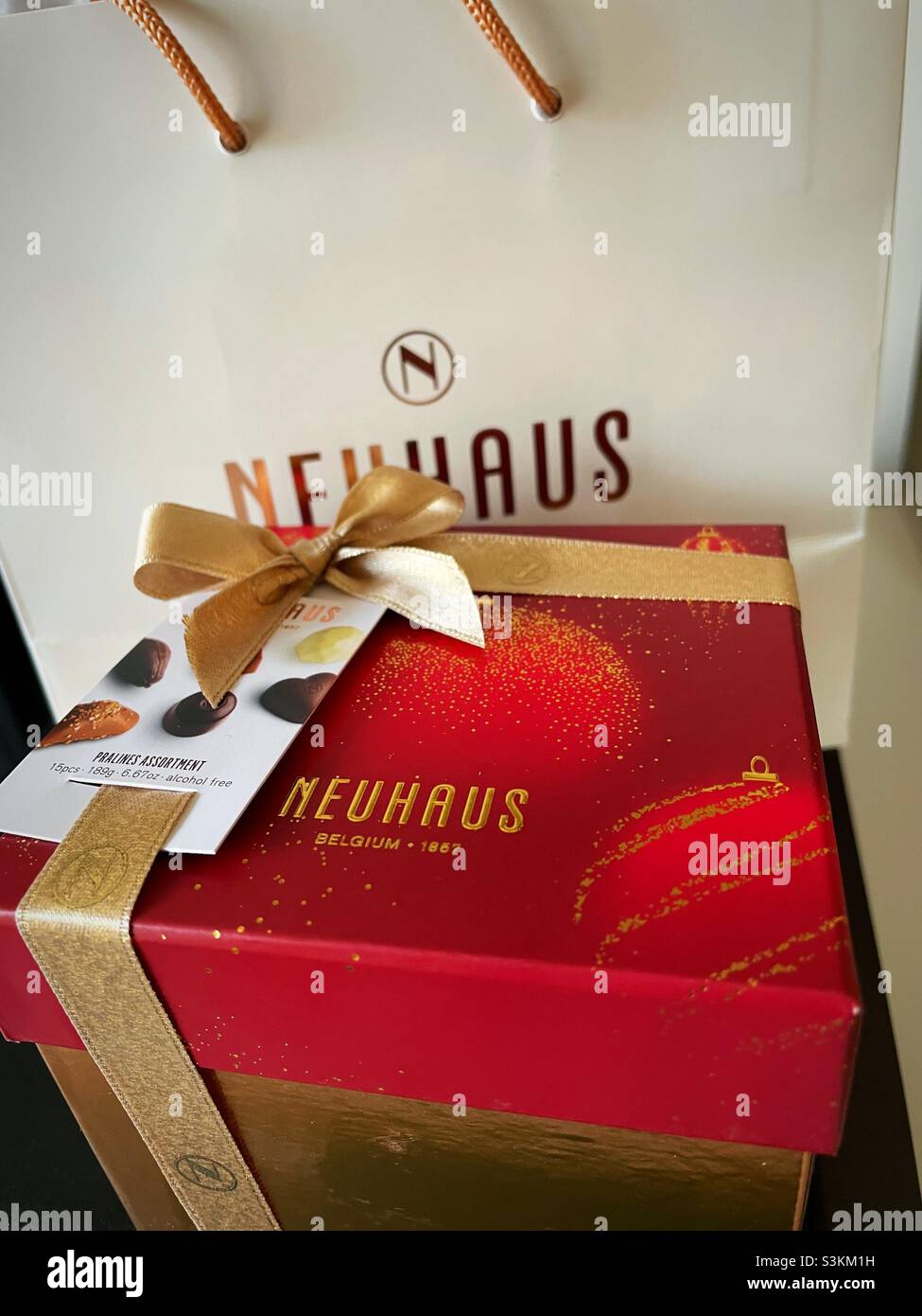 Stillleben von Neuhaus feinen belgischen Schokoriegel und Tüten - Smartphone-aufgenommenes Stockfoto