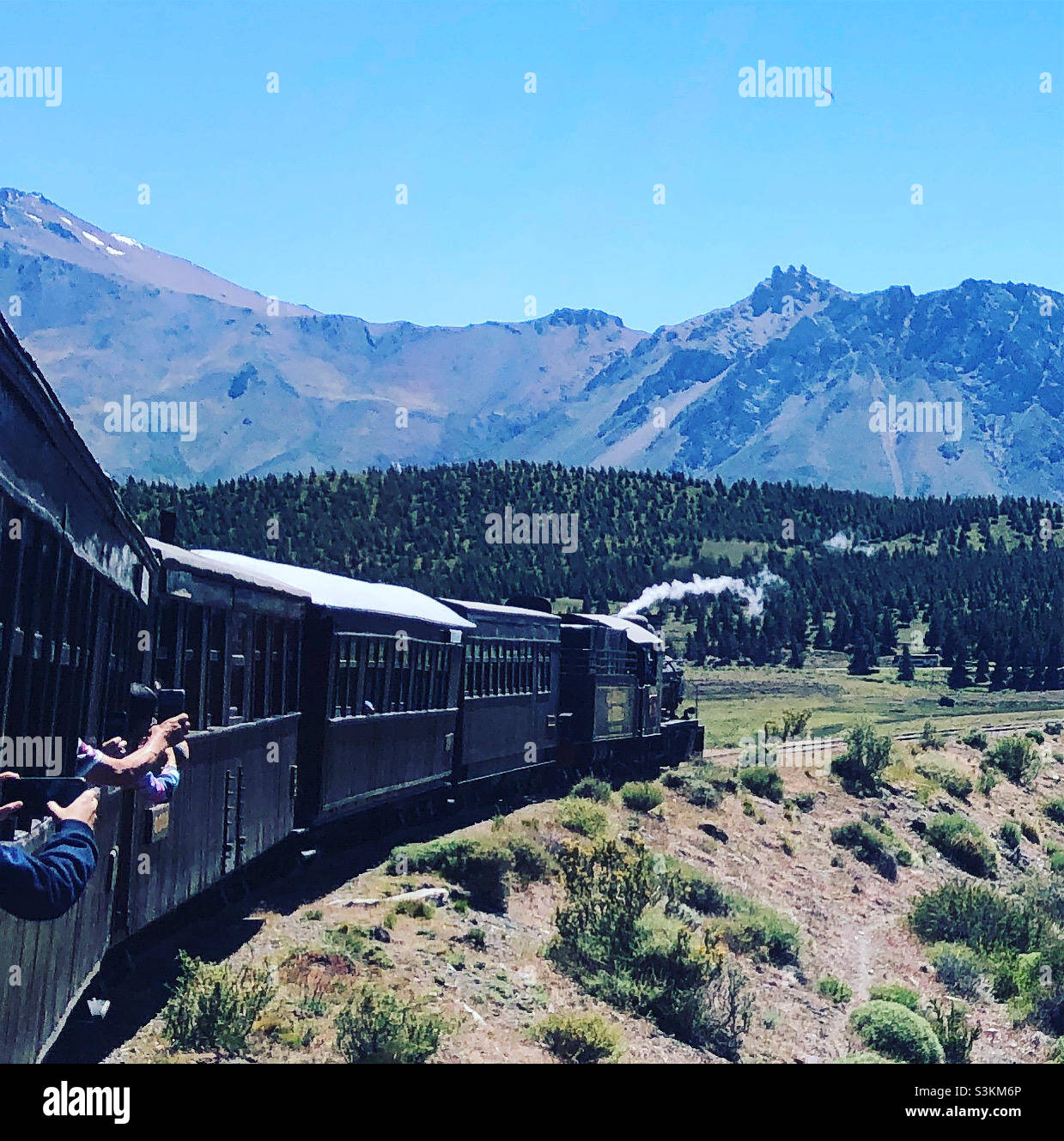 La Trochita, die alte patagonische Dampflokomotive, die durch die Ausläufer der Anden fährt. Touristenattraktion. Stockfoto