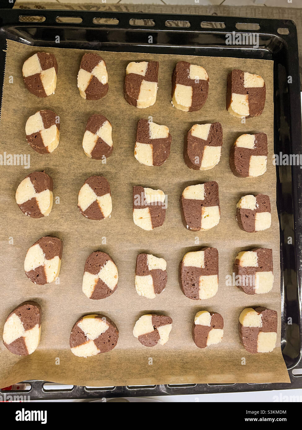 Shortcake aufgereiht warten auf Backen - Smartphone-aufgenommenes Stockfoto