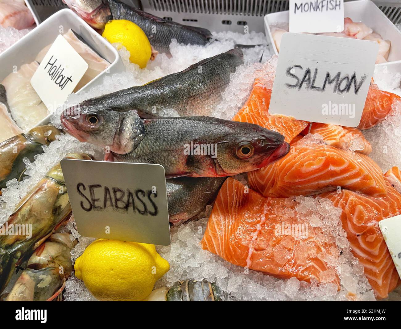 Frischer Fisch auf Eis in der Vitrine eines Restaurants Stockfoto