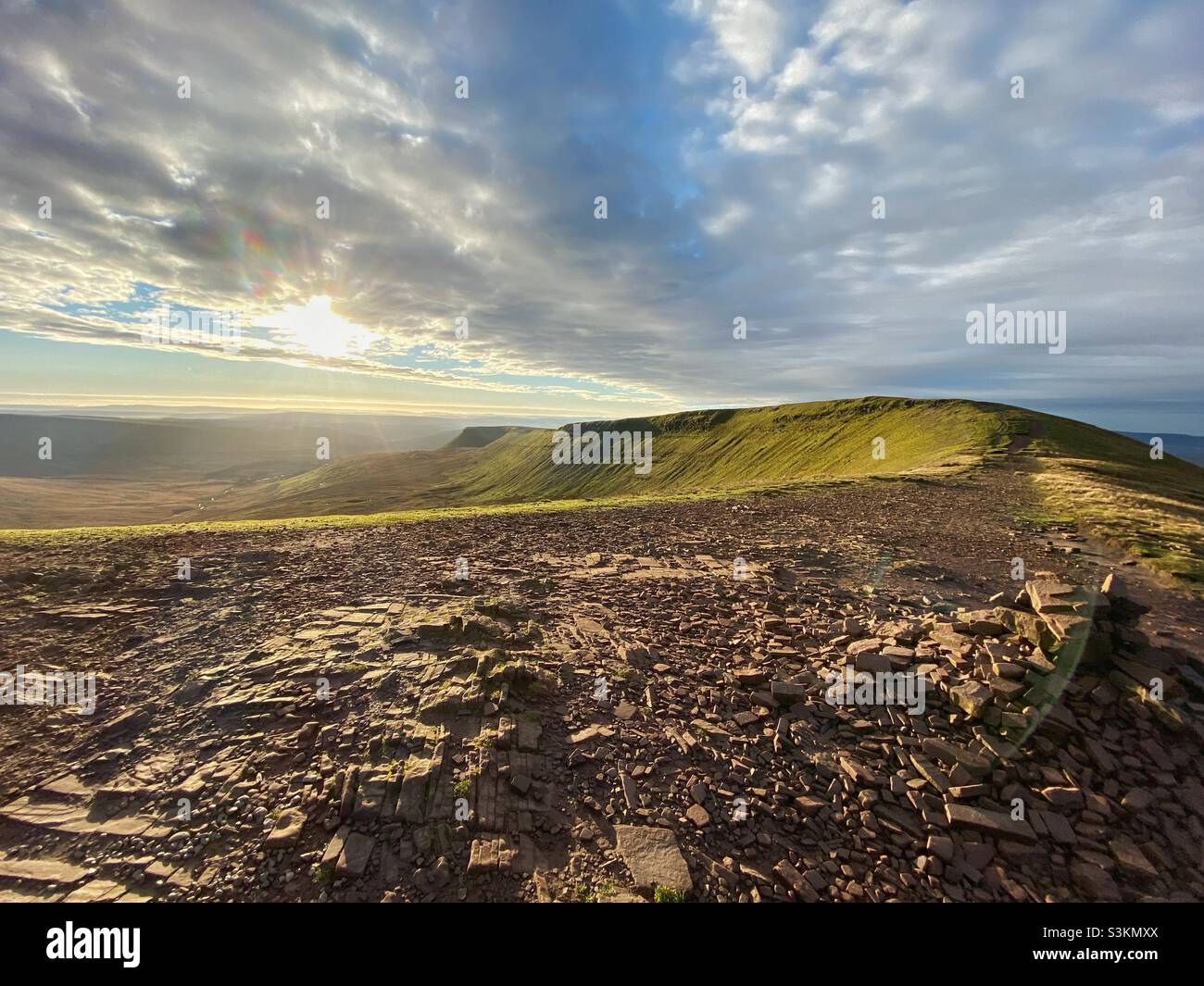 Ein Foto auf dem Pen y Fan Berg mit Blick über das Tal, Südwales. - Smartphone-aufgenommenes Stockfoto