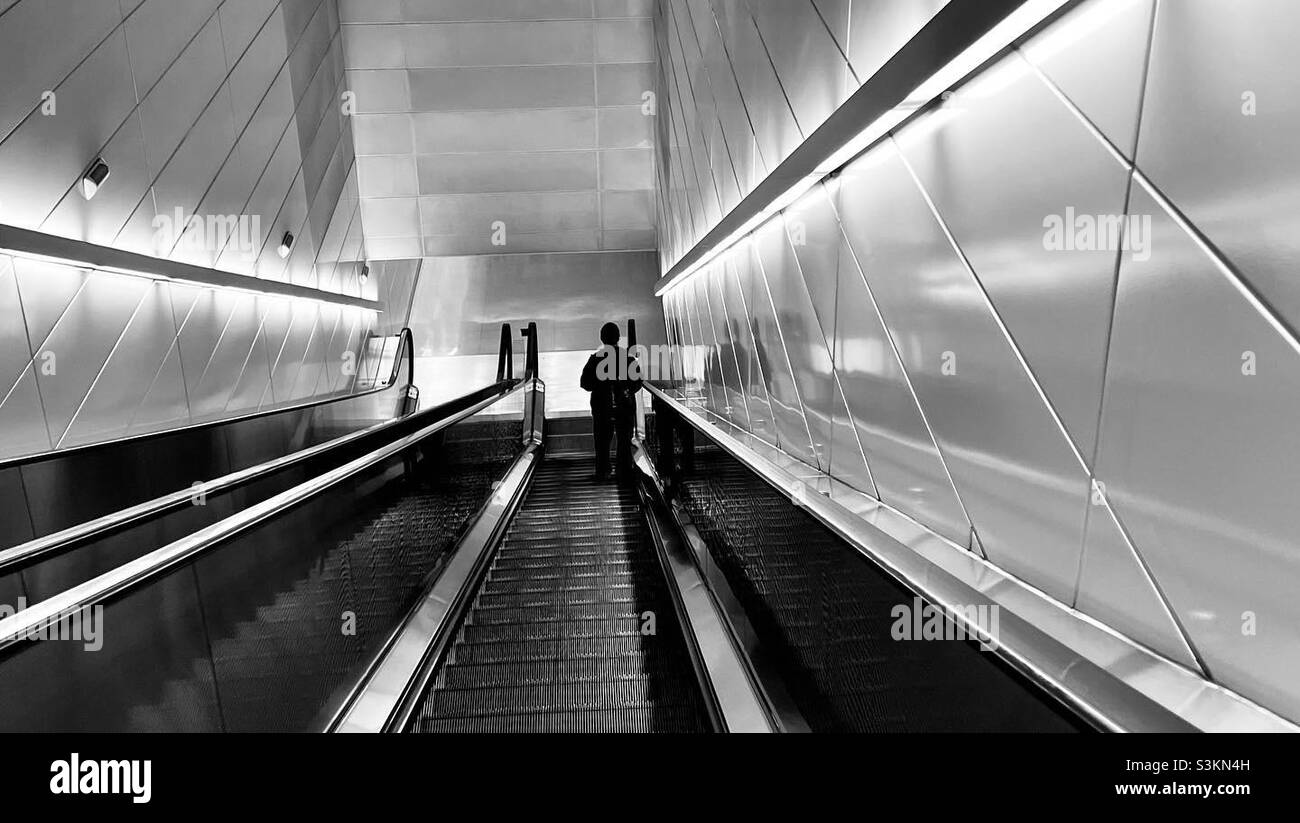 Rolltreppe mit Silhouette Stockfoto