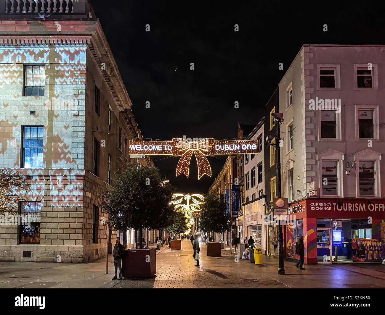 Henry Street in Dublin, Irland, mit eingeschalteten festlichen Winterlichtern. Stockfoto