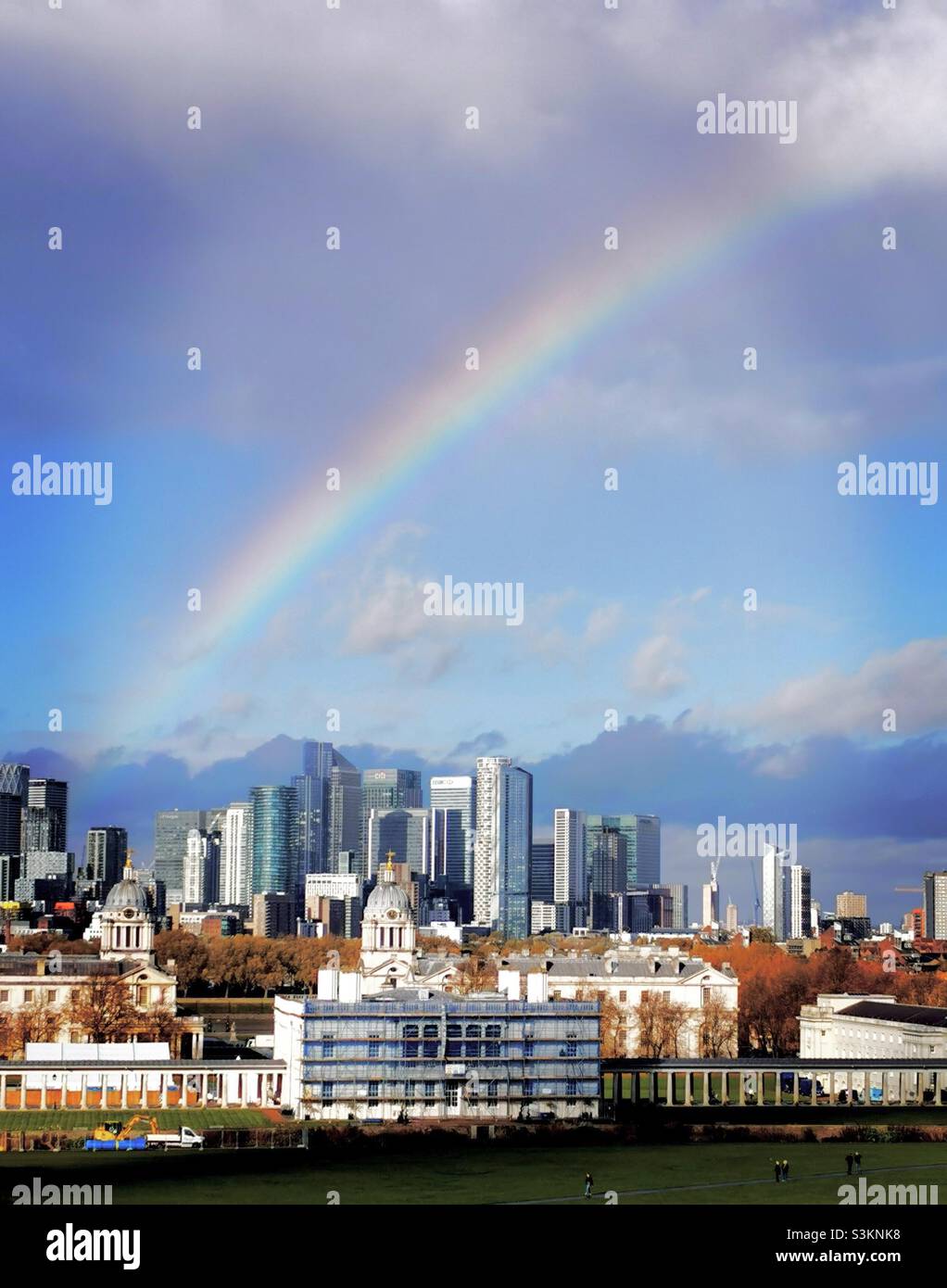 Panoramablick über die City London mit Regenbogen Stockfoto
