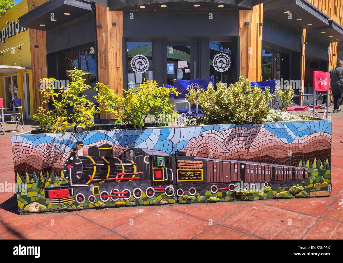 Ein Mosaikbild auf einem Blumentopf, das La Trochita zeigt, eine Dampflokomotive in Esquel, Patagonien, Argentinien. - Smartphone-aufgenommenes Stockfoto