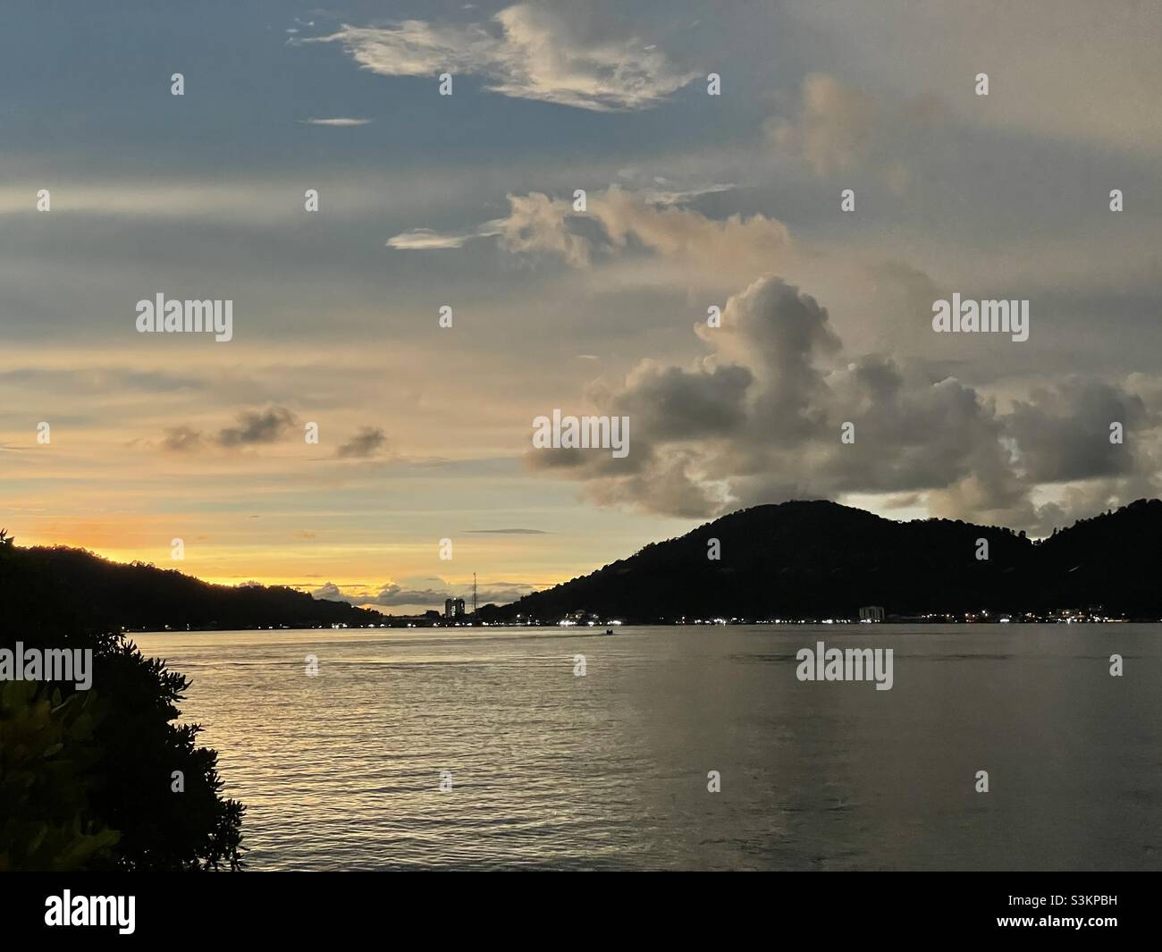 Die abendliche Skyline der Insel Pangkor von Marina Island aus gesehen, die sich in Perak, Malaysia, befindet. Stockfoto
