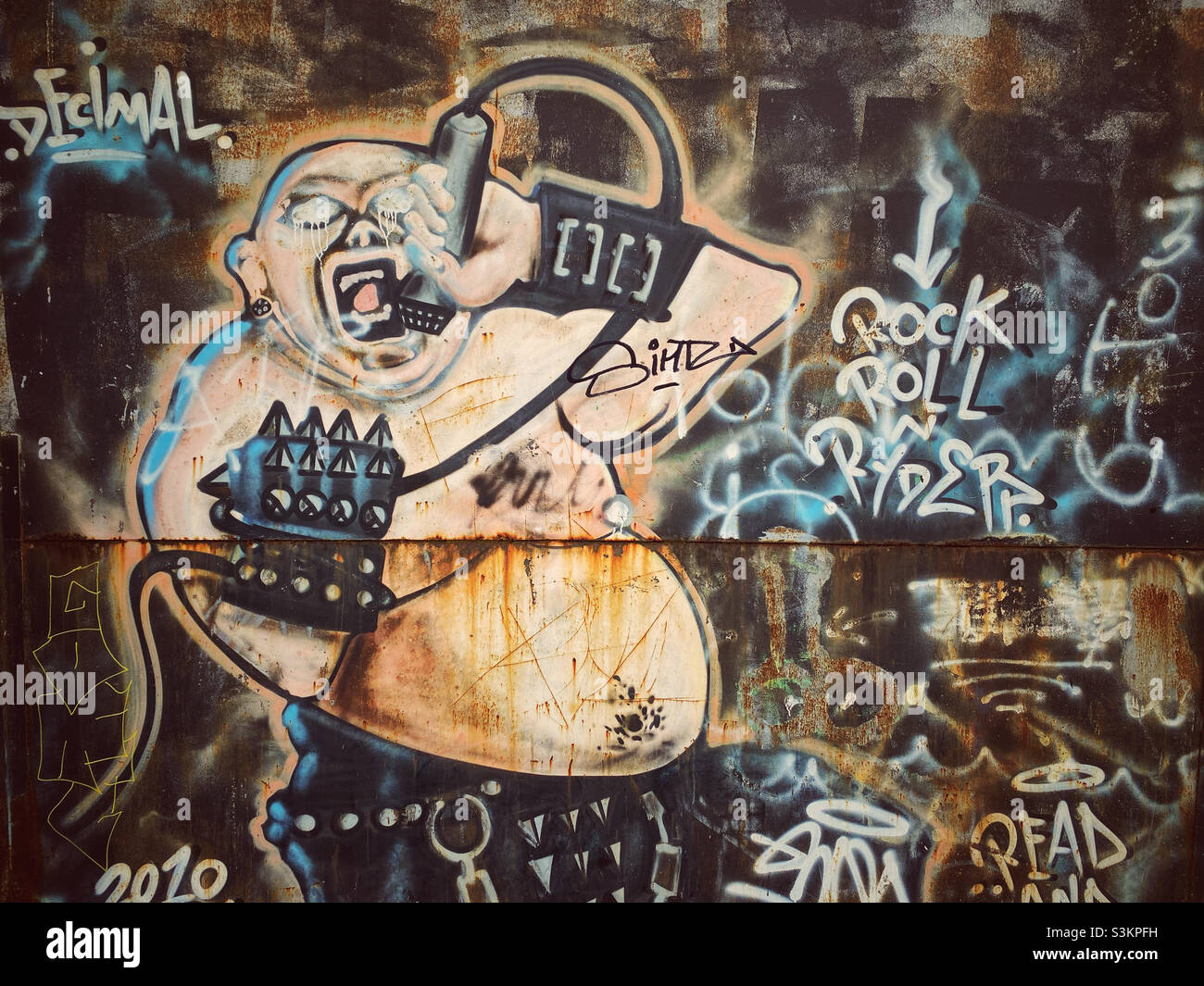 Ein Interessantes und möglicherweise inspirierendes gemaltes Kunstwerk mit einem Mann mit Topfbauchwerk, der in ein Mikrofon schreit, ist es Kunst? Ist es Graffiti? Gut? Schlecht? Fantastisch? Müll? Foto ©️ COLIN HOSKINS. - Smartphone-aufgenommenes Stockfoto