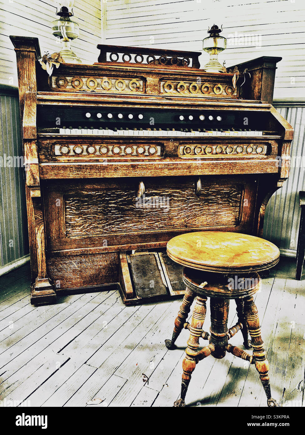 Antikes freistehendes Klavier mit strukturiertem Effekt. Stockfoto