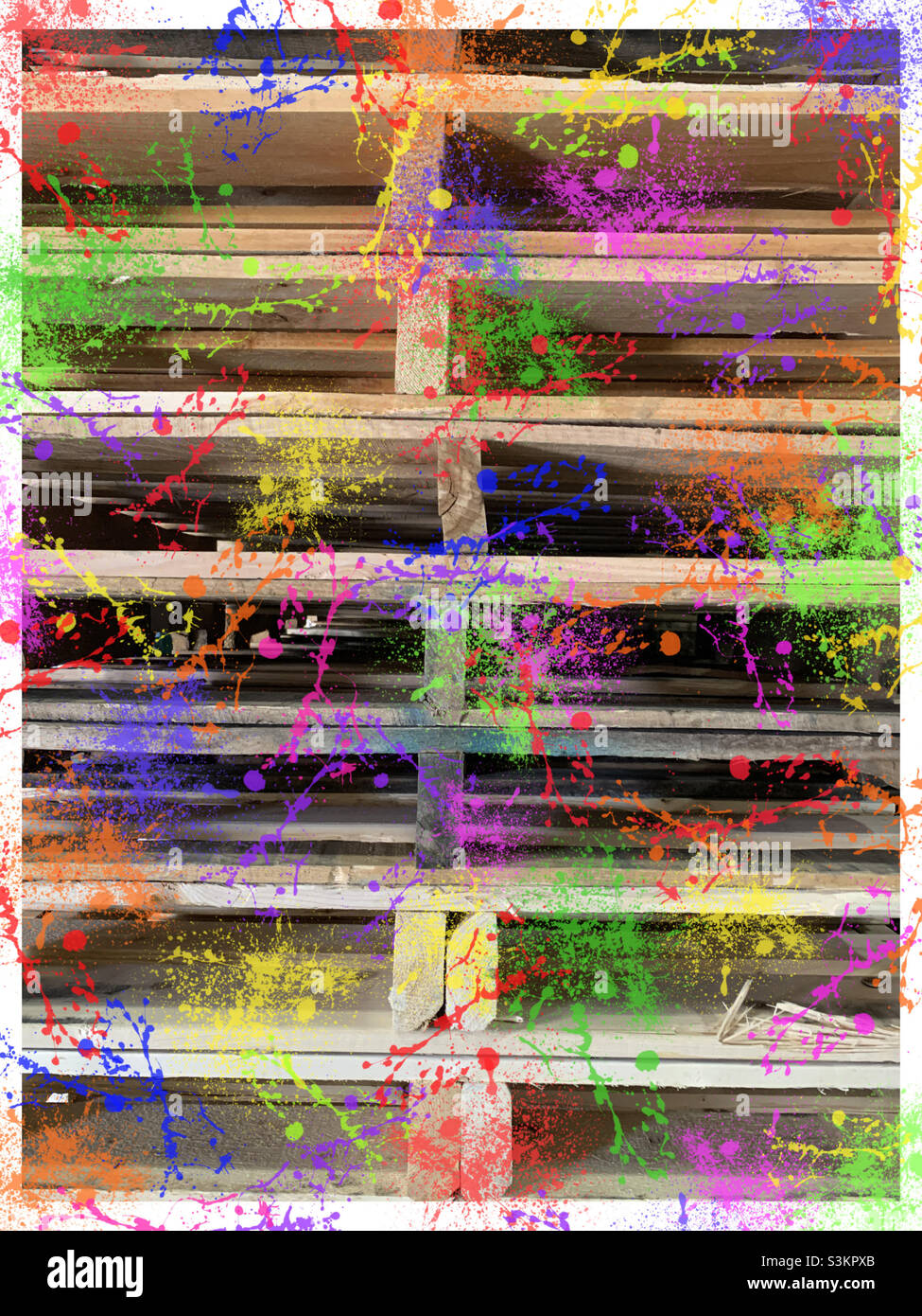 Ein Stapel von Paletten auf dem Dock in einem Lager in Utah, USA. Farbspritzer wurden digital hinzugefügt, ich vermute, dass es ein Stapel von „Farbpaletten“ dieses bestimmten Künstlers ist. Stockfoto