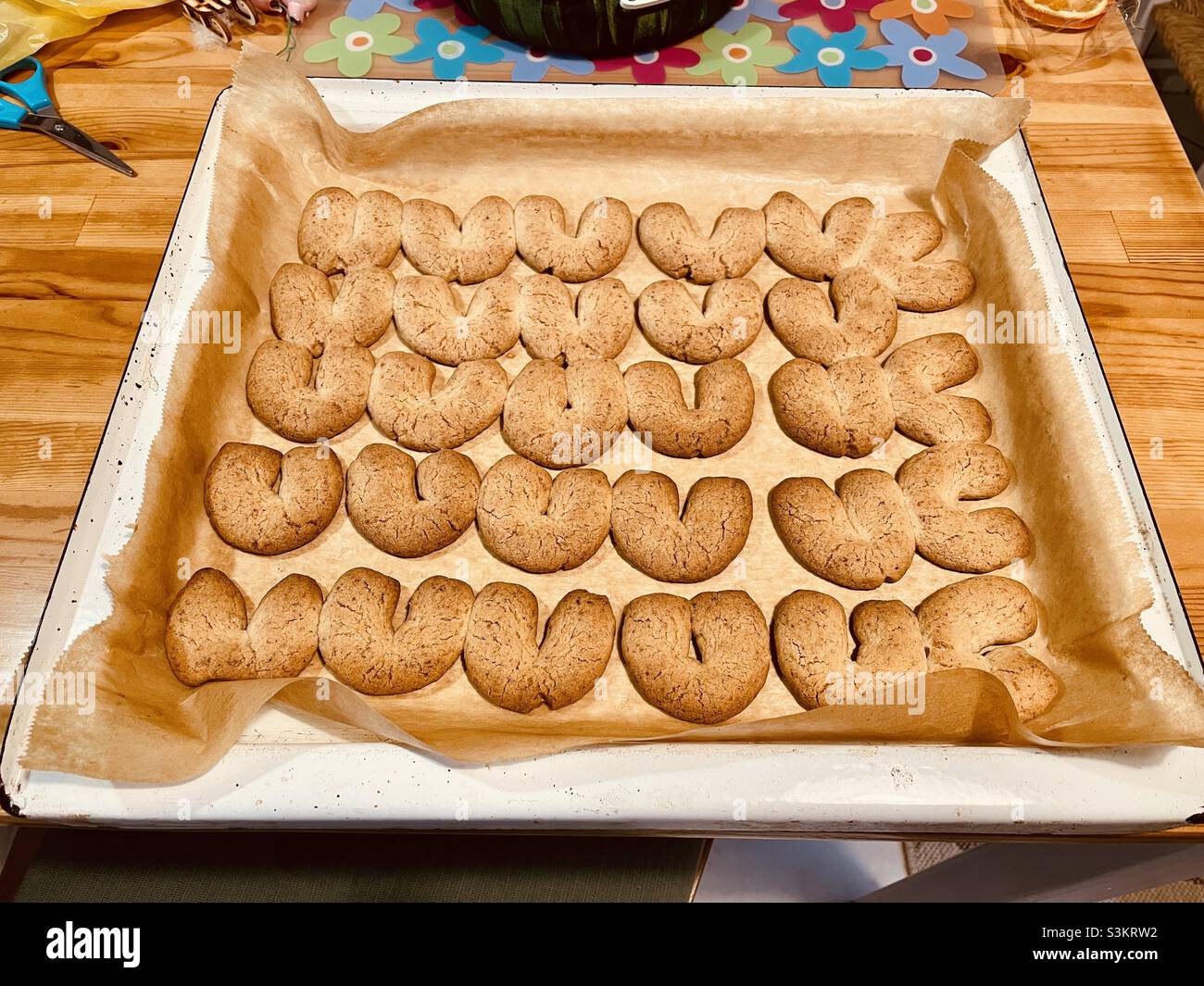 Wunderschöner frisch gebackener Croissant-Cookie - Smartphone-aufgenommenes Stockfoto