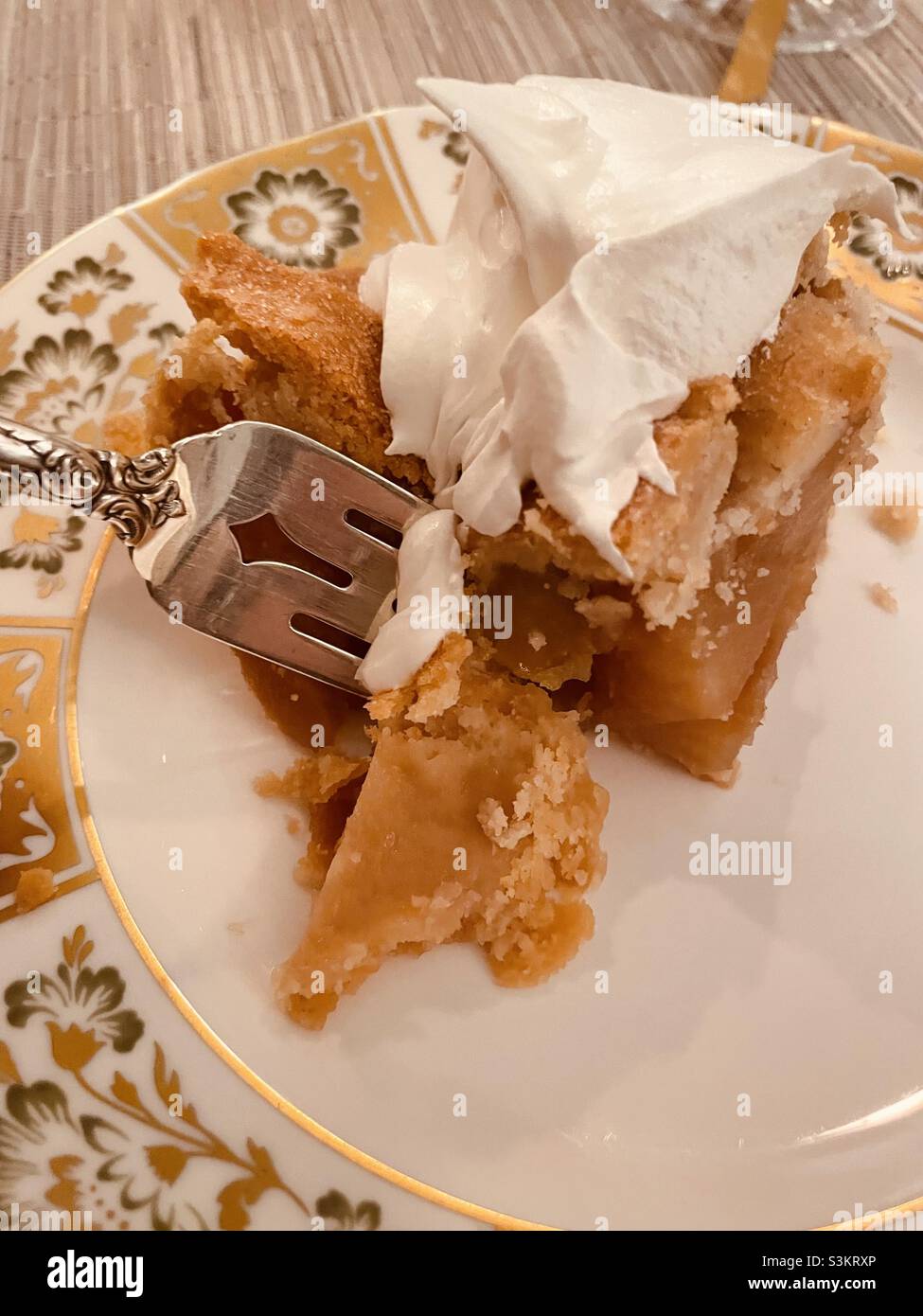 Nehmen Sie einen Bissen von einem leckeren Apfelkuchen - Smartphone-aufgenommenes Stockfoto