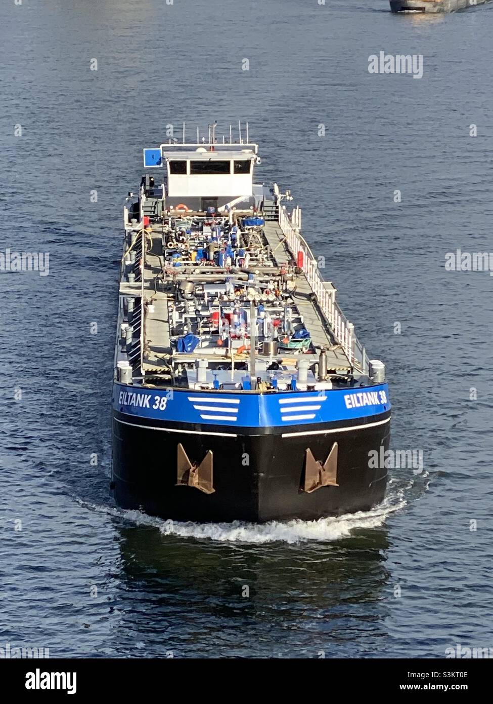 Rhein River Gas Barge - Smartphone-aufgenommenes Stockfoto