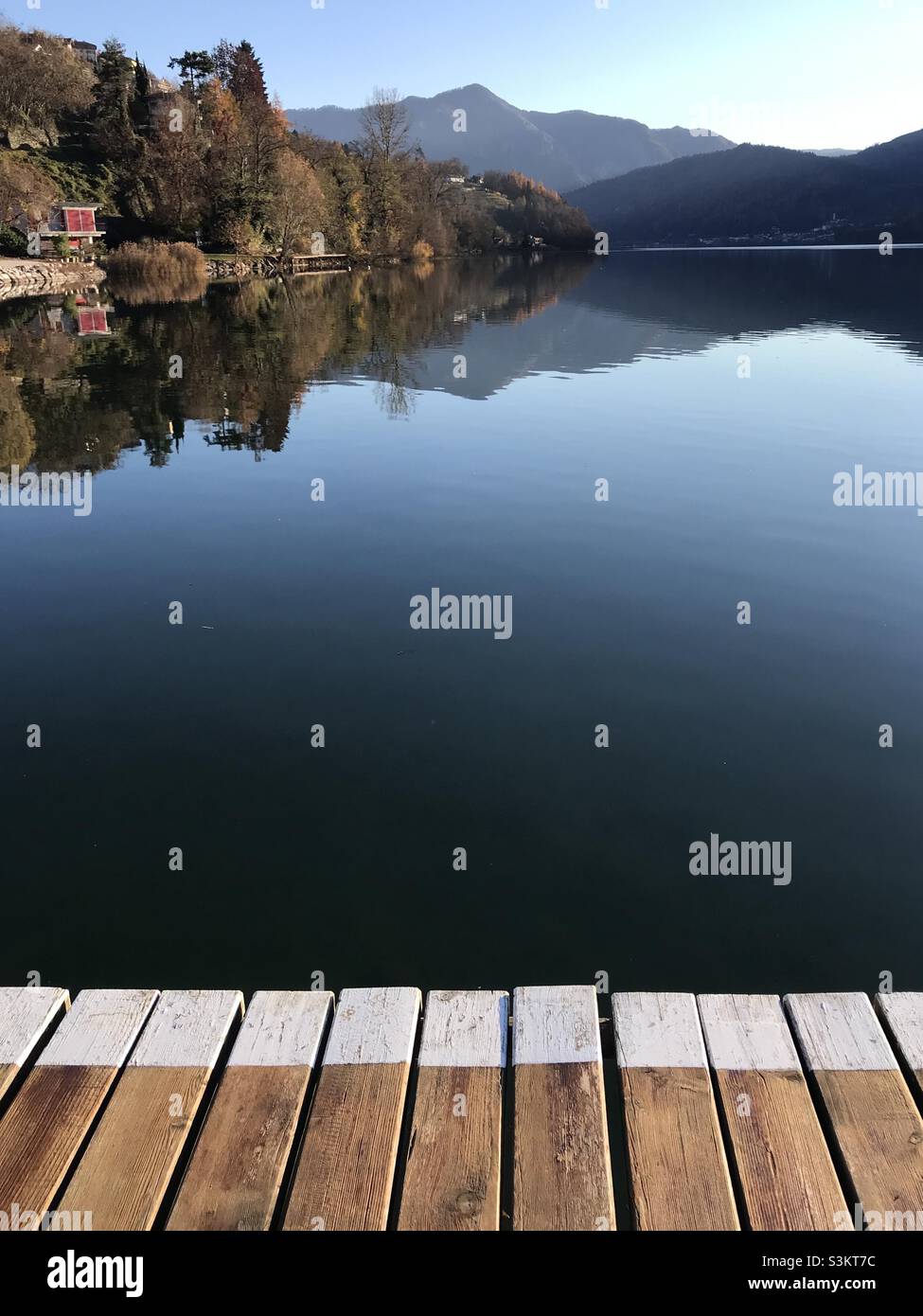 Blick über den Caldonazzo-See im Trentino, Norditalien, an einem sonnigen Herbsttag - Smartphone-aufgenommenes Stockfoto