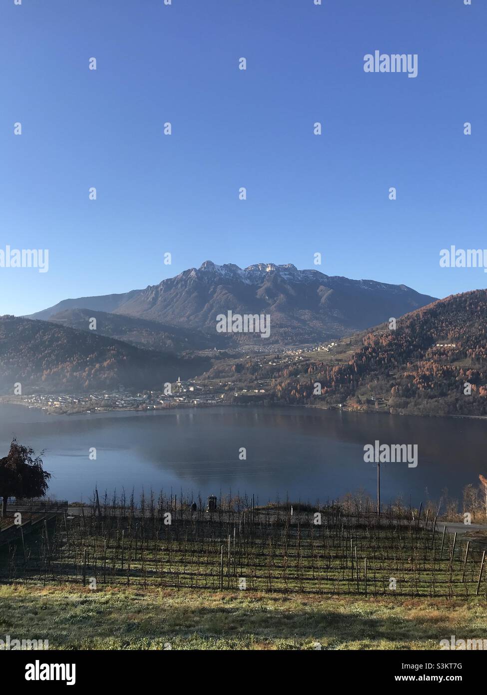 Blick über den Caldonazzo-See im Trentino, Norditalien, an einem kalten Herbsttag - Smartphone-aufgenommenes Stockfoto