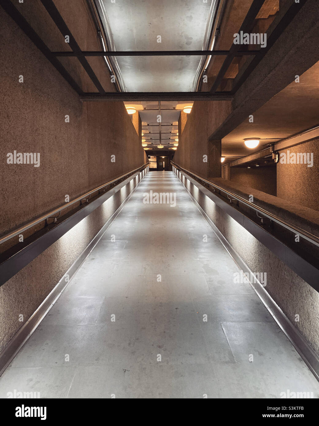 Rampeneingang im Barbican Center, Teil des brutalistischen Barbican Estate in London. Chamberlin Powell und Bon Architekten. Stockfoto