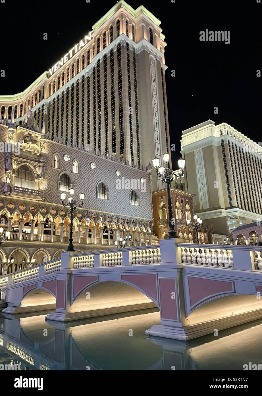 November 2021 Las Vegas Nevada USA Nachtansicht des Venetian Resort und Casino Stockfoto
