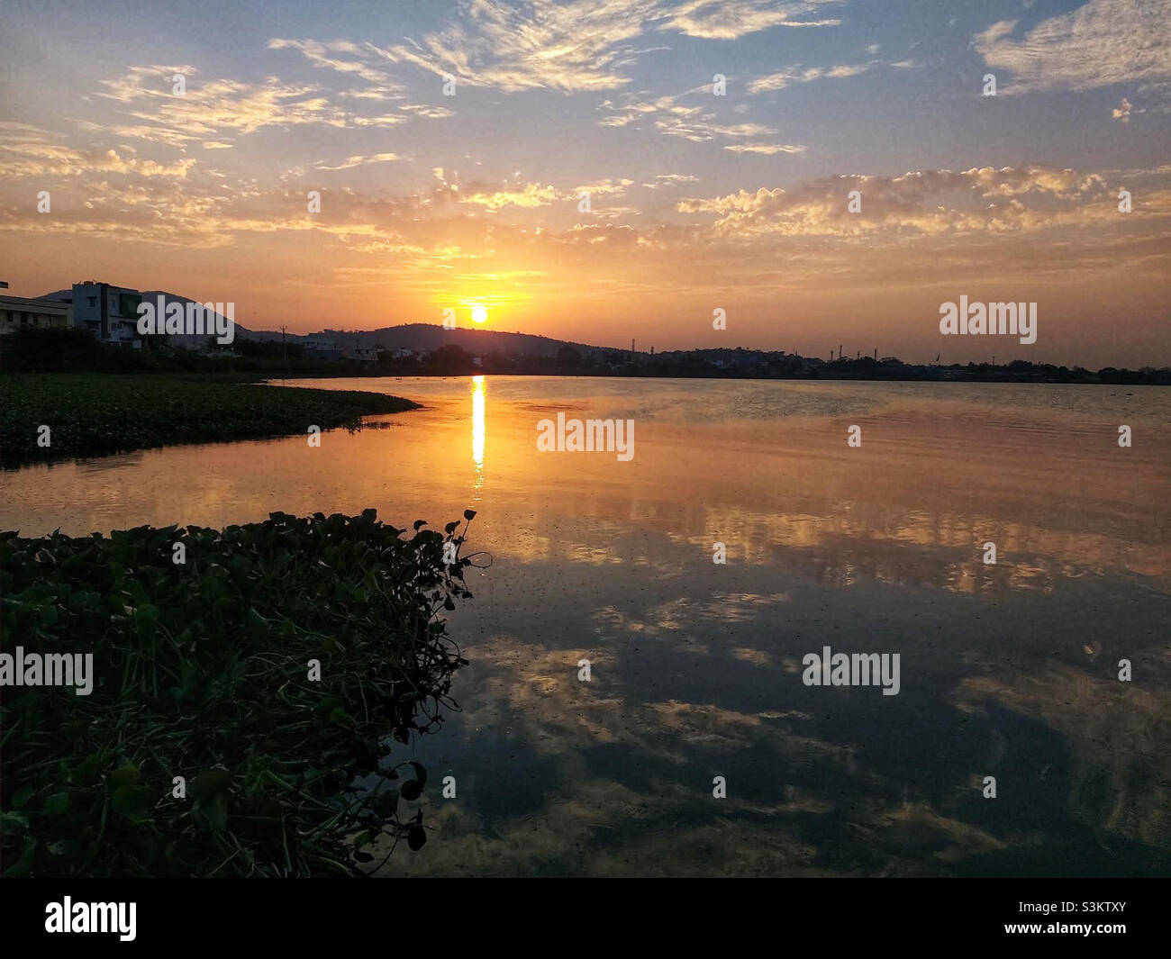 Also machen Sie hey, auch während der Sonnenuntergang 🌅 eine schöne Reflexion am lokalen See gefangen. Stockfoto