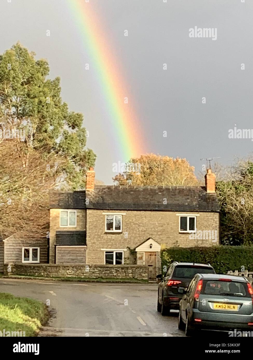 1st Denver 2021. Fritwell, Oxfordshire, Großbritannien WETTER: Ein Regenbogen erhellt den Himmel über dem Dorf Fritwell, Oxfordshire, während einer Regendusche. Stockfoto
