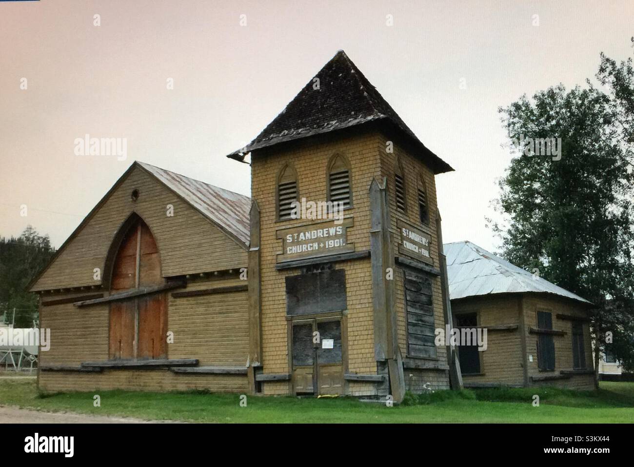 Yukon, Kanada, St. Andrew’s , Kirche, 1901, Sinkt durch das Schmelzen des Permafrosts Stockfoto