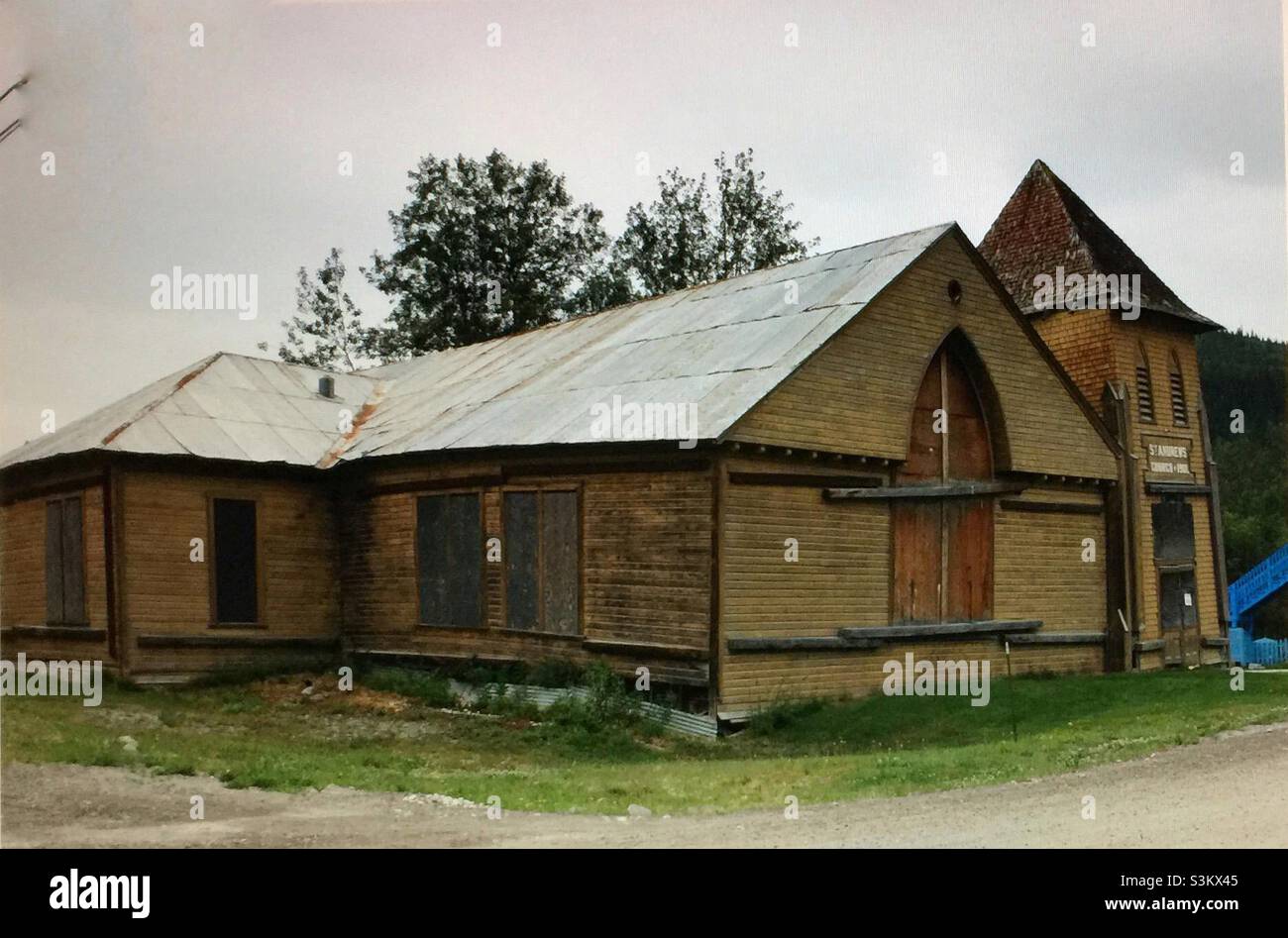 Yukon, Kanada, St. Andrew’s , Kirche, 1901, Sinkt durch das Schmelzen des Permafrosts Stockfoto