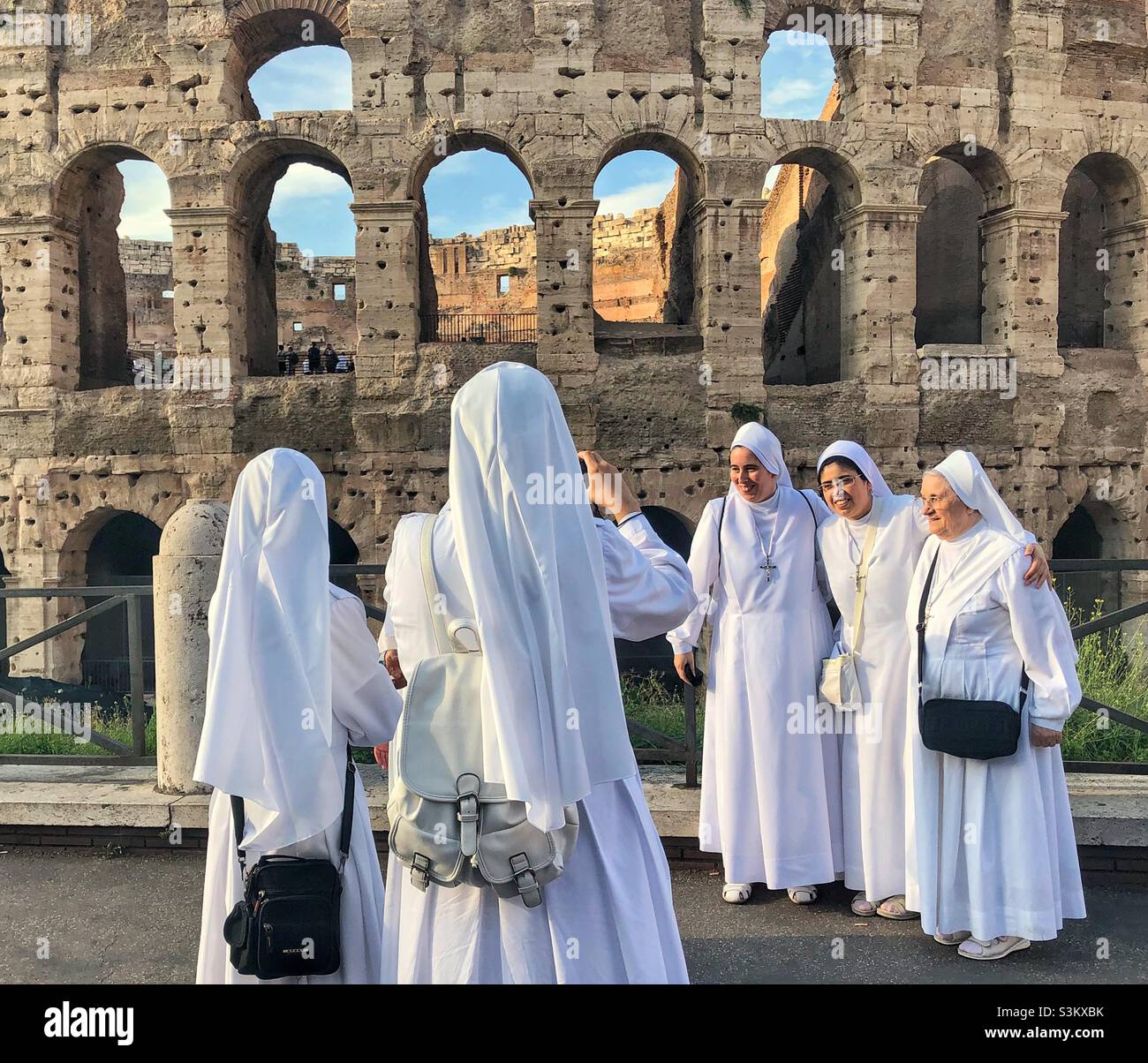 Nonnen, die im Kolosseum fotografiert werden. Touristen-Nonnen - Smartphone-aufgenommenes Stockfoto