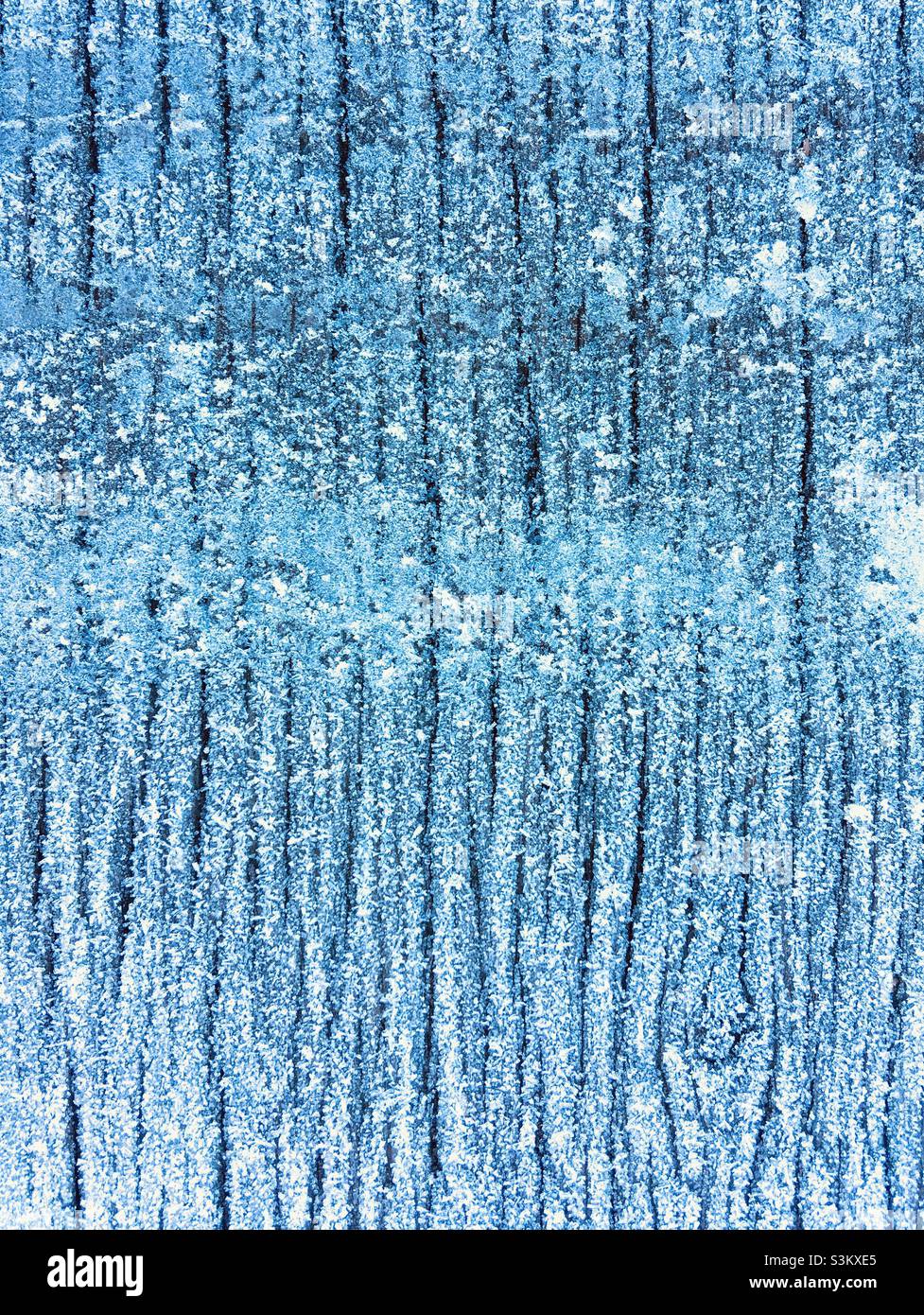 Nahaufnahme von Frost auf einer Holzbrücke im Spätherbst Stockfoto