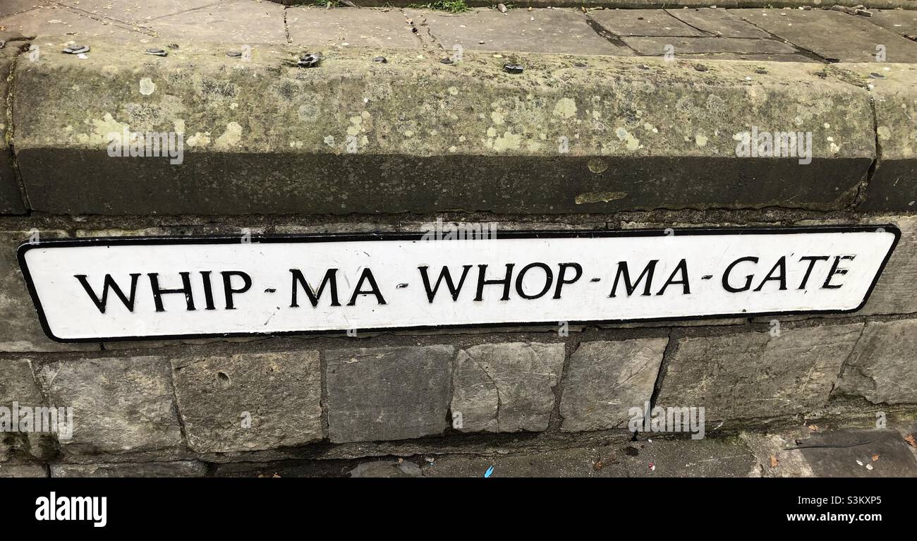 Ungewöhnlicher und witziger britischer Straßenname, Whip-ma-whop-ma-Gate, im historischen York. - Smartphone-aufgenommenes Stockfoto
