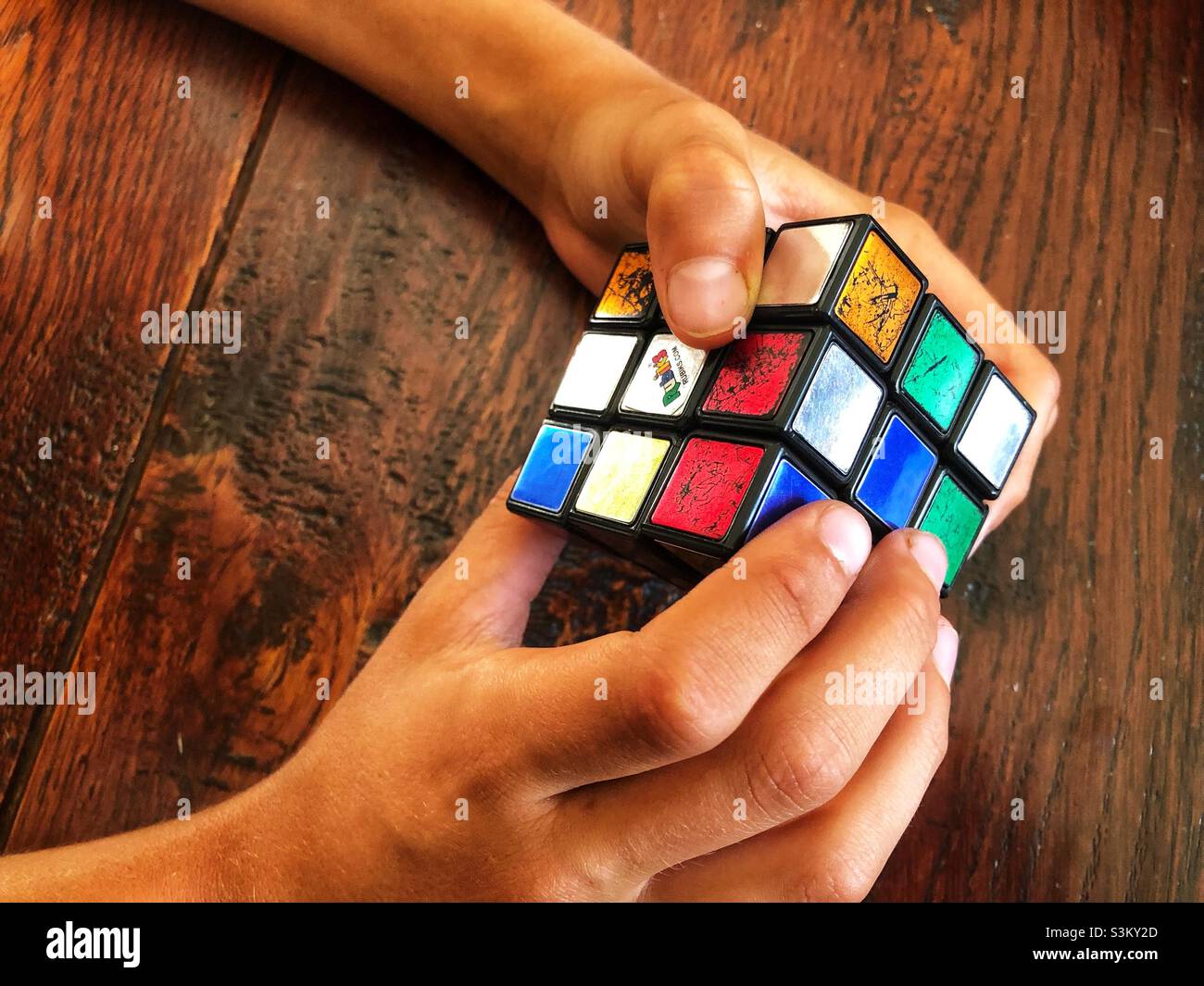 Ein kleiner Junge, der den Rubix Cube beherrscht Stockfoto