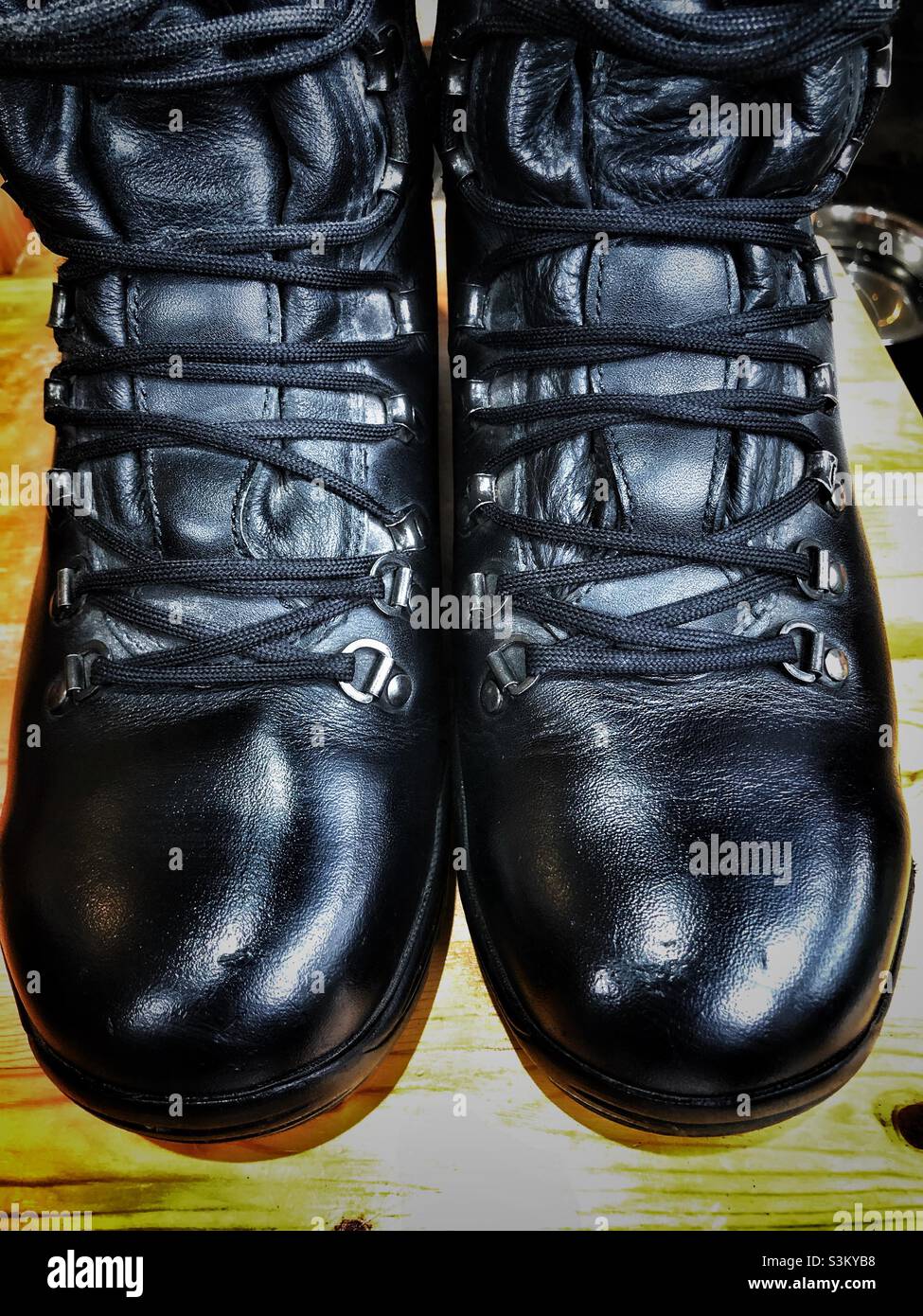 Polierte und gekullte Stiefel - Smartphone-aufgenommenes Stockfoto