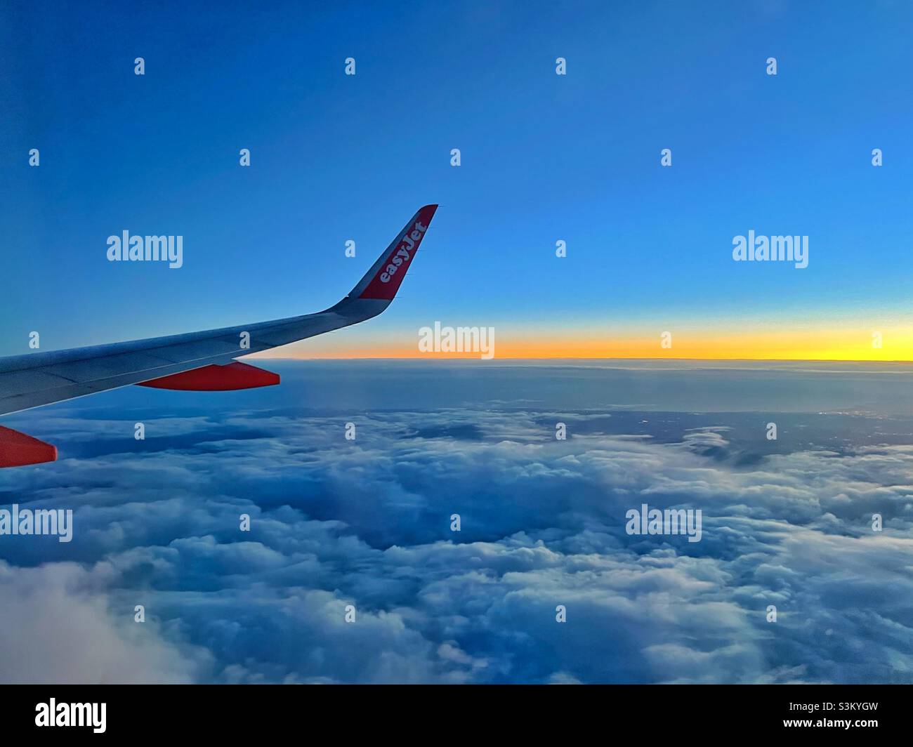 EasyJet Flug von Bristol nach Edinburgh, mit einem Morgenhimmel über schweren Wolken, Dezember. Stockfoto