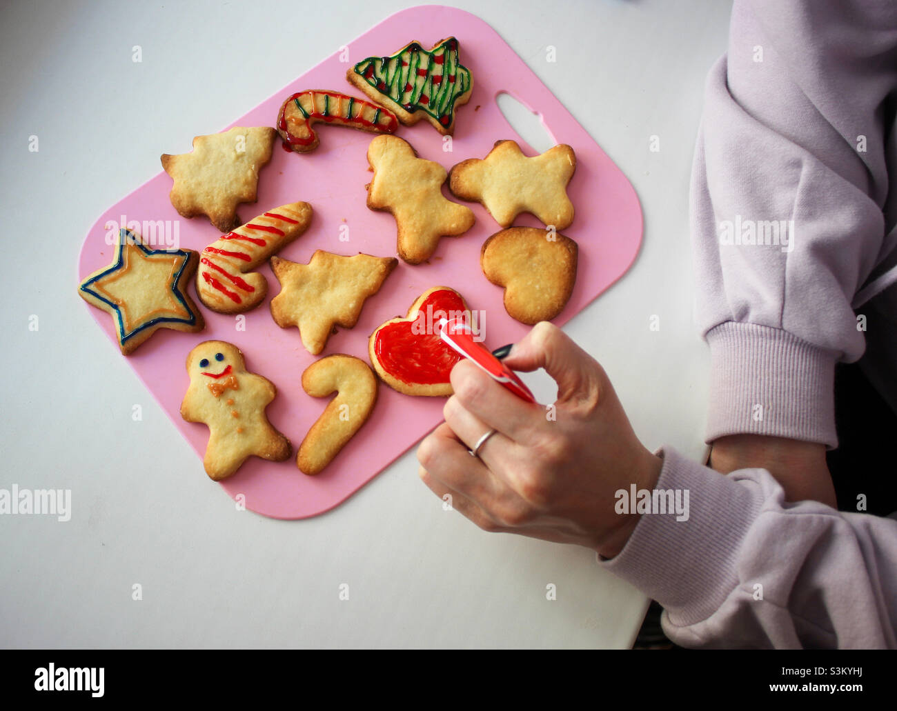 Weihnachtskekse malen - Smartphone-aufgenommenes Stockfoto